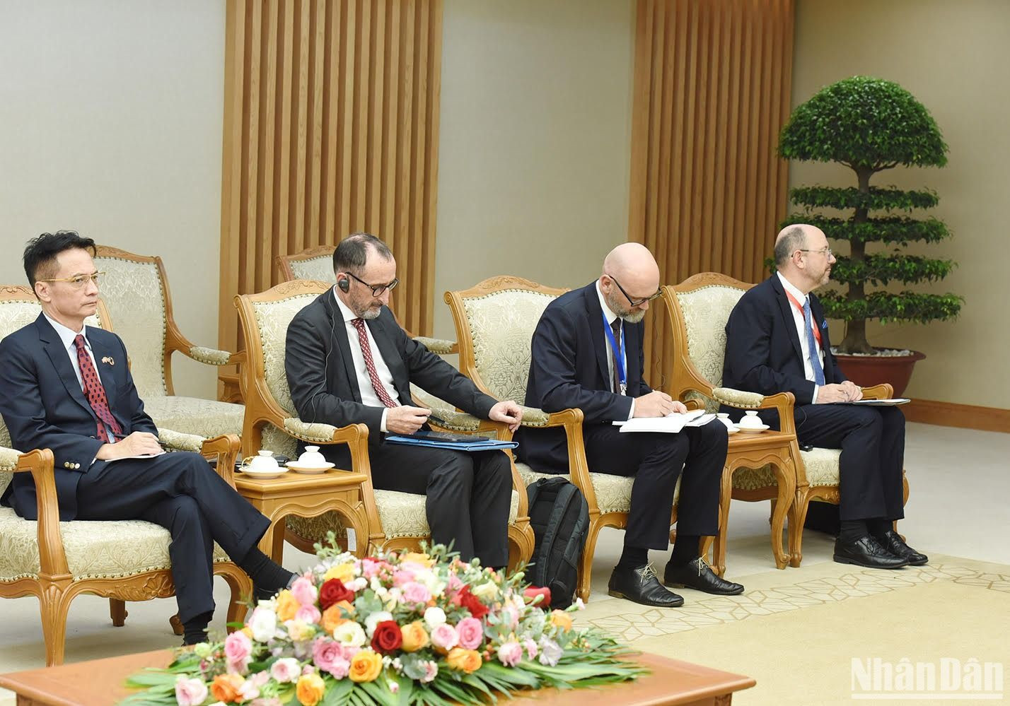 Các thành viên đi cùng đoàn với Bộ trưởng Nông nghiệp Thụy Sĩ Christian Hofer.