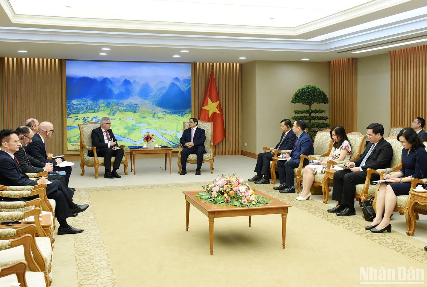 Bộ trưởng Christian Hofer cho biết, Thụy Sĩ có nhiều doanh nghiệp, trường đại học danh tiếng, có thể hợp tác với Việt Nam trên nhiều lĩnh vực, trong đó có phát triển nông nghiệp chất lượng cao; sẵn sàng hỗ trợ, hợp tác với Việt Nam trong phát triển nông nghiệp hữu cơ, tham gia chuỗi cung ứng toàn cầu; mong muốn Việt Nam và Thụy Sĩ đàm phán đi đến ký kết Hiệp định thương mại tự do để thúc đẩy trao đổi thương mại giữa hai nước.