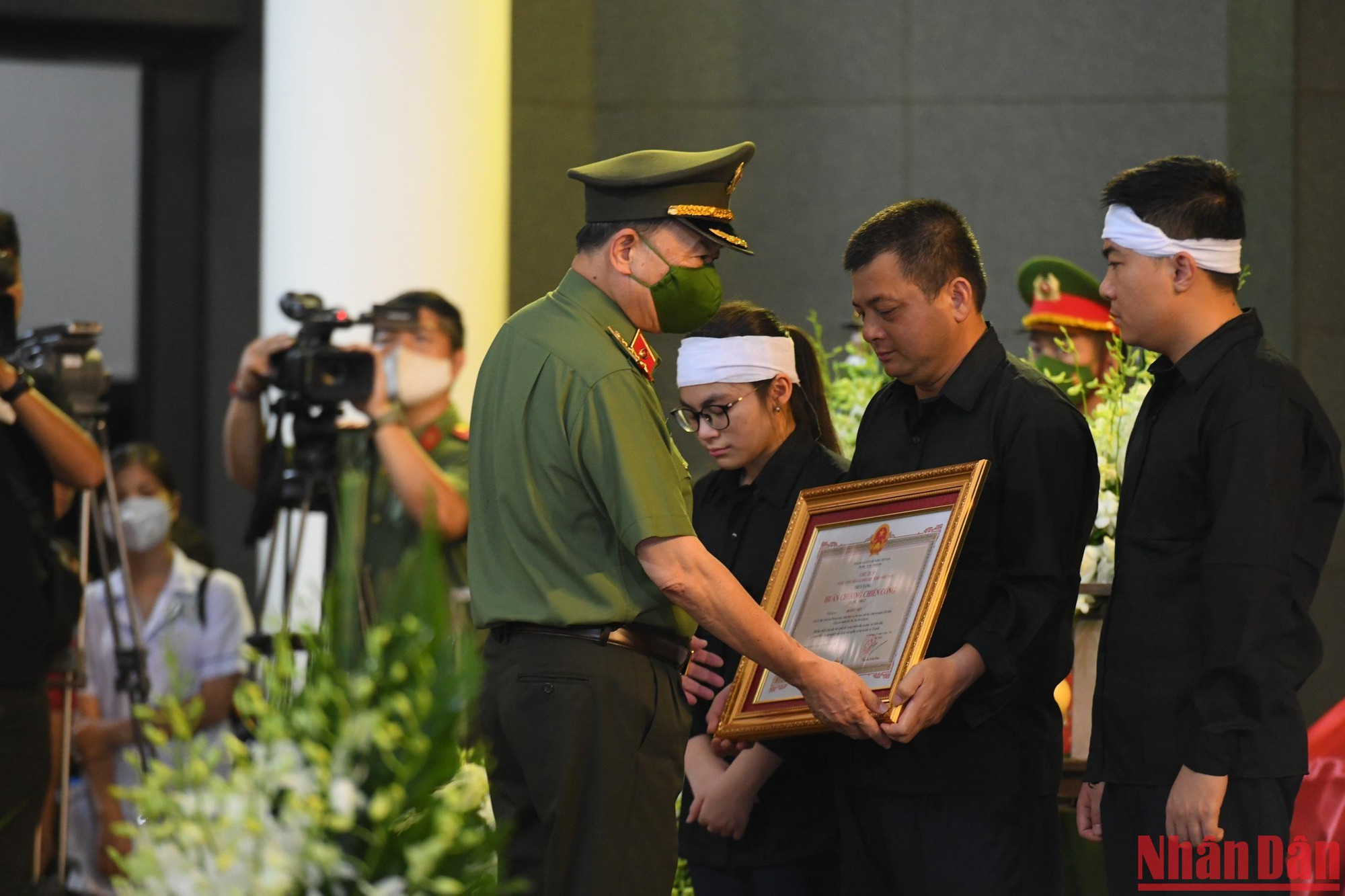 Thay mặt lãnh đạo Đảng và Nhà nước, Đại tướng Tô Lâm, Ủy viên Bộ Chính trị, Bộ trưởng Công an đã trao tặng Bằng Tổ quốc ghi công cho đại diện gia đình 3 liệt sĩ.