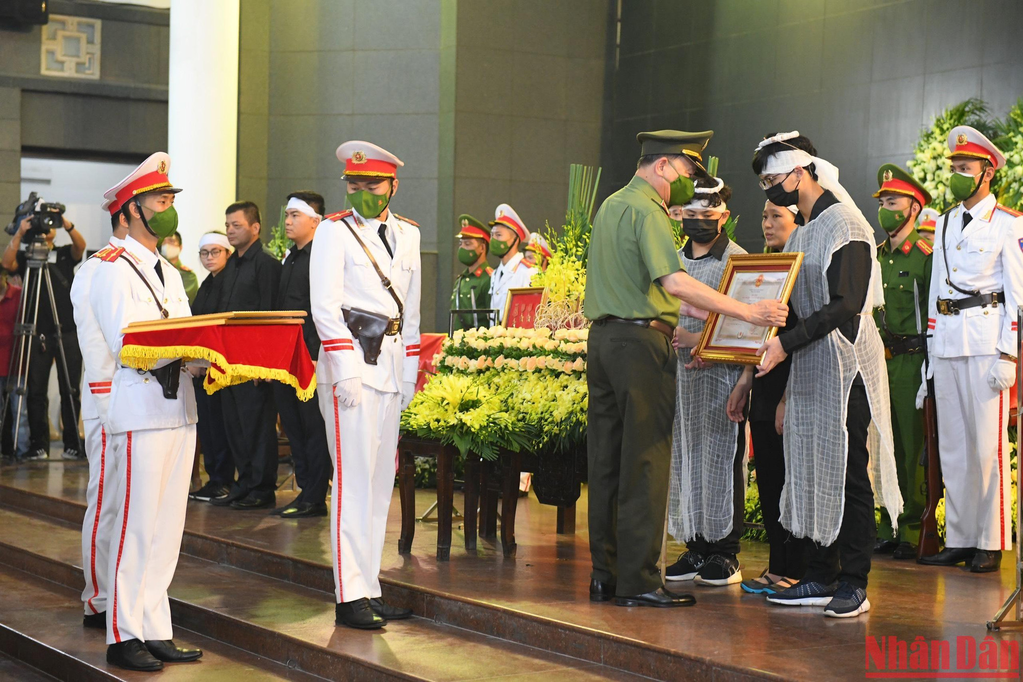 Đại diện gia đình các liệt sĩ nhận Bằng Tổ quốc ghi công từ Bộ trưởng Công an Tô Lâm.