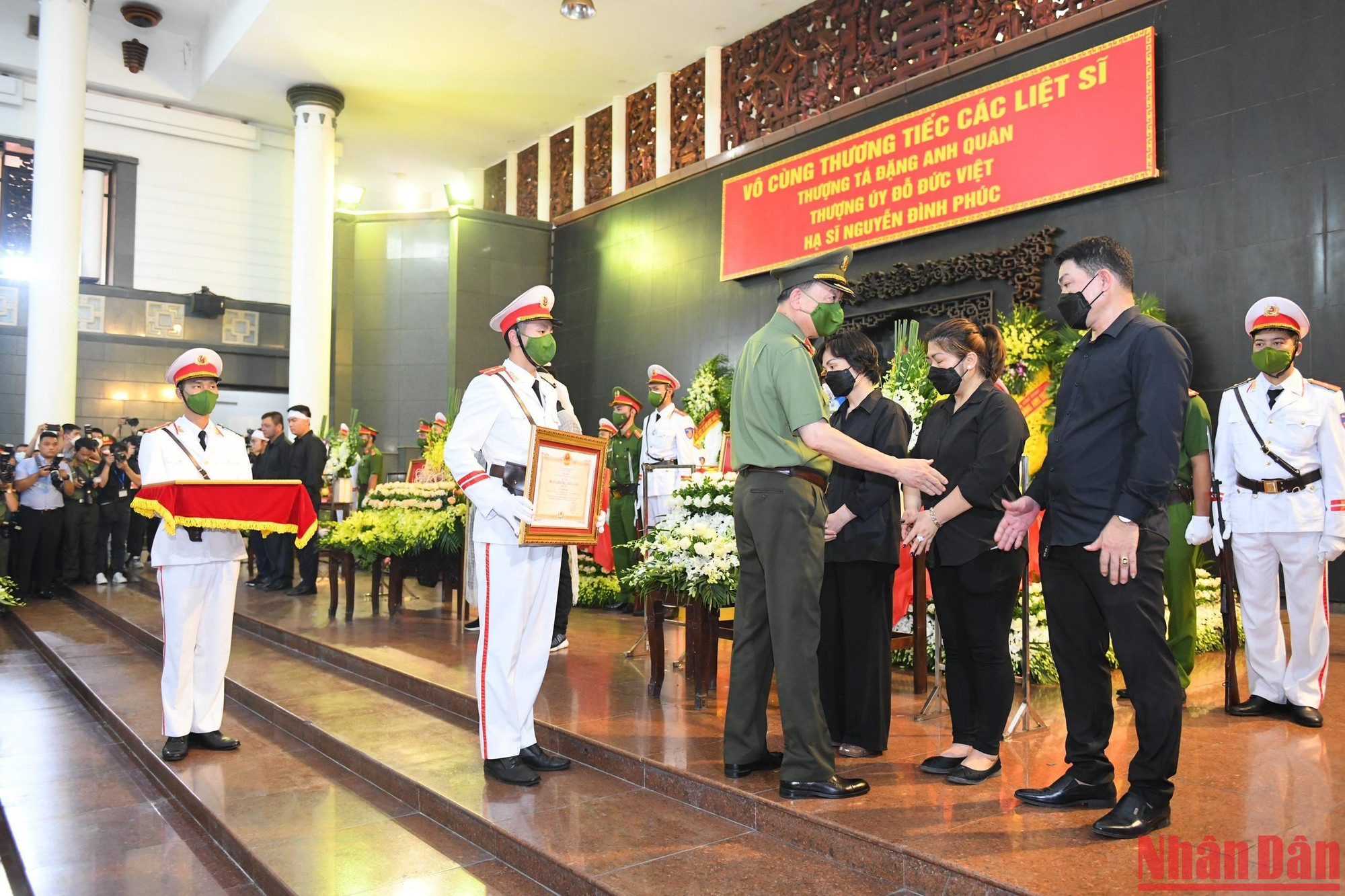 Sự hy sinh của các anh là niềm đau xót cho những đồng đội, đồng chí cũng như thân nhân ở lại.