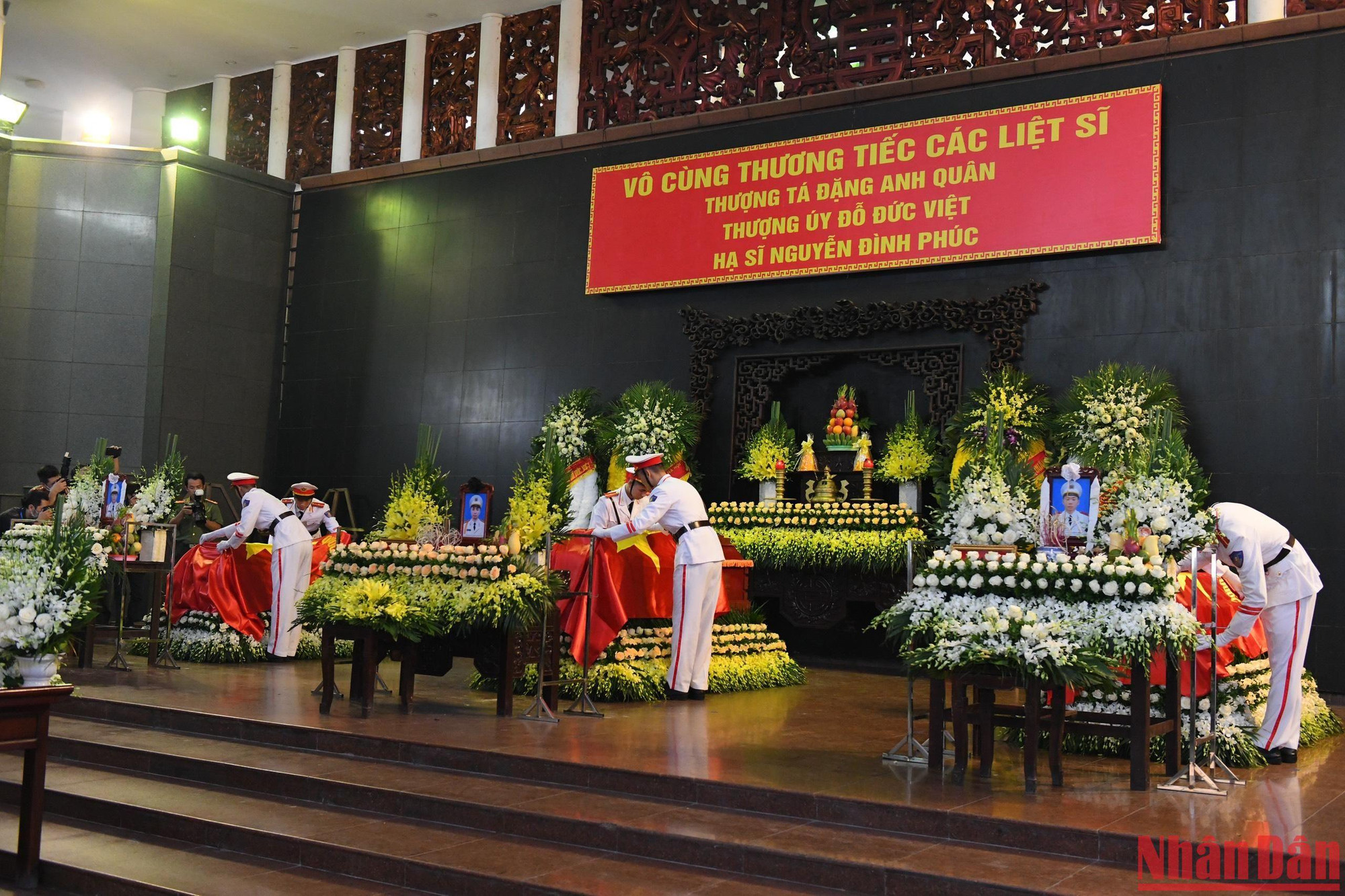 Buổi lễ diễn ra trong không khí trang trọng và tràn đầy niềm tiếc thương.