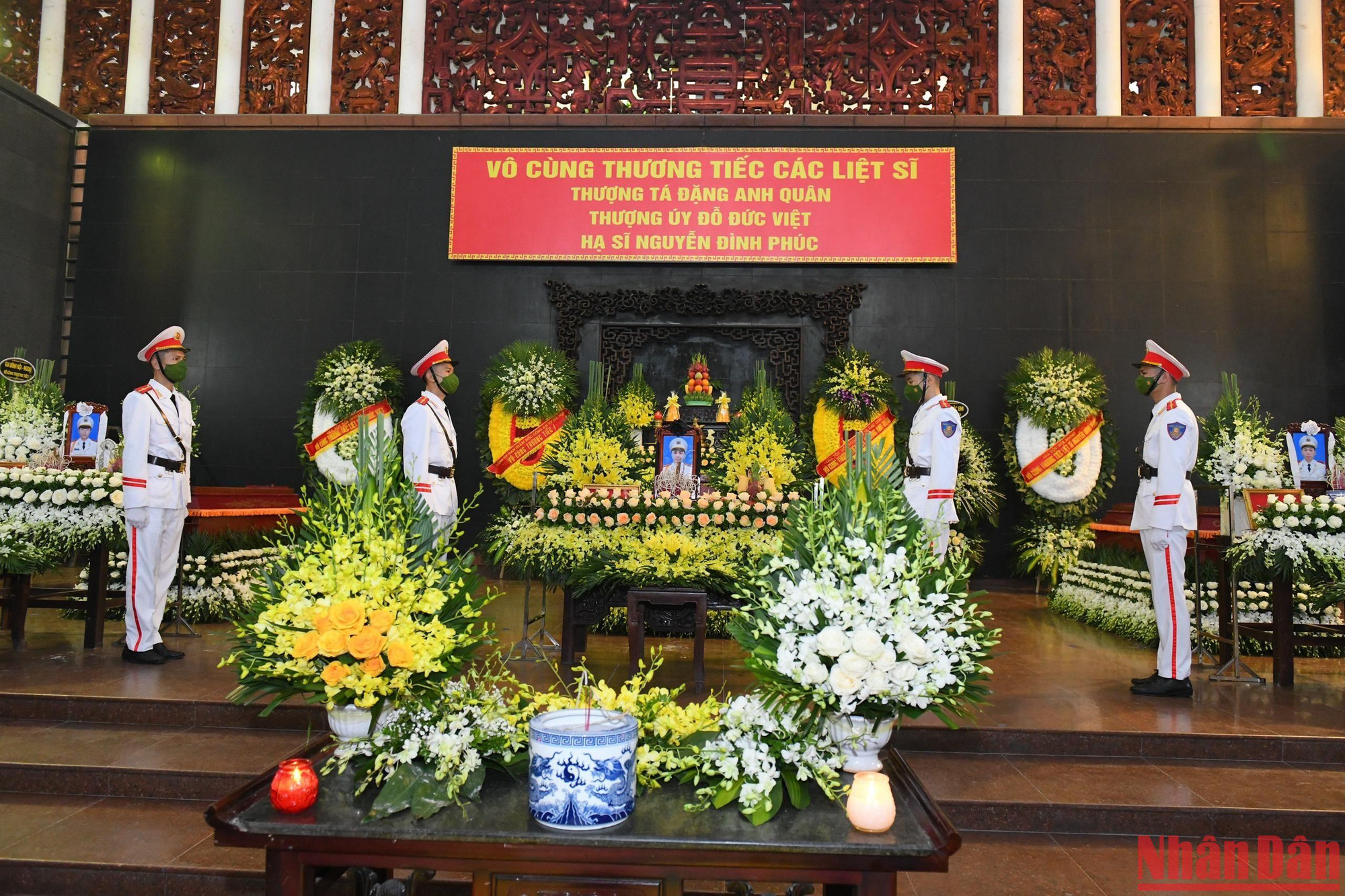 Đúng 13 giờ chiều 5/8, Lễ tang 3 chiến sĩ Công an nhân dân anh dũng hy sinh trong khi làm nhiệm vụ cứu hỏa chiều 1/8 đã được tổ chức trọng thể tại Nhà tang lễ quốc gia số 5 Trần Thánh Tông (Hà Nội).