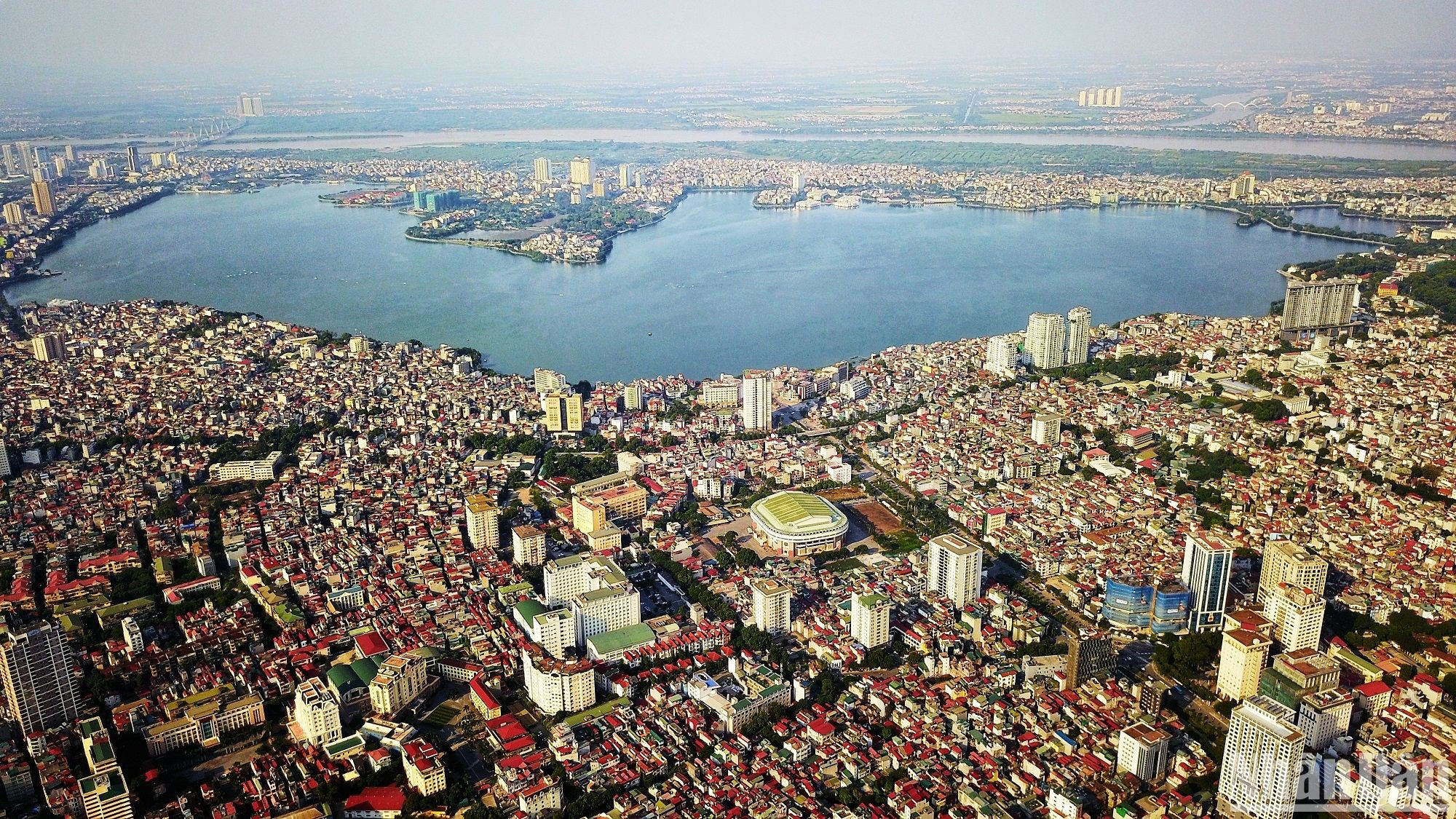 Sau 15 năm thực hiện mở rộng địa giới hành chính, vẫn còn tồn tại những hạn chế, thách thức mà thành phố Hà Nội cần tiếp tục tập trung khắc phục trong thời gian tới. (Ảnh: THÀNH ĐẠT)