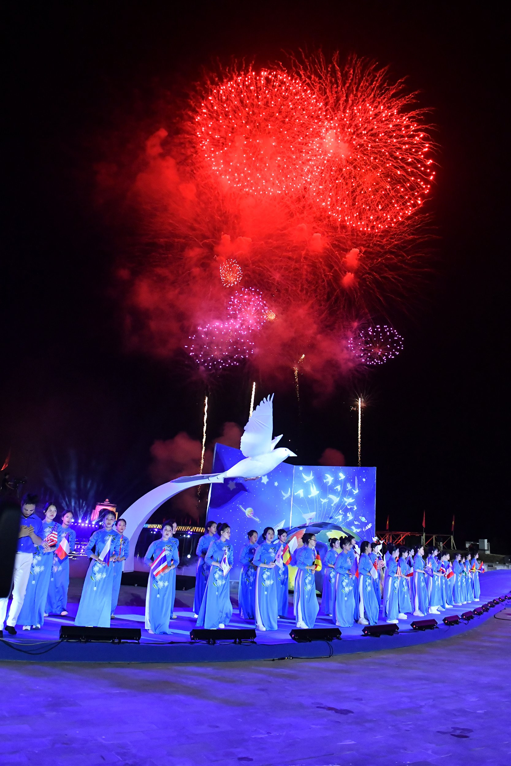 Những chùm pháo hoa lung linh, rực rỡ bừng sáng trên bầu trời đất thiêng Quảng Trị thắp lên niềm tin vào tương lai tươi sáng, khát vọng về một nền hòa bình bền vững cho Việt Nam cũng như các quốc gia trên toàn thế giới.