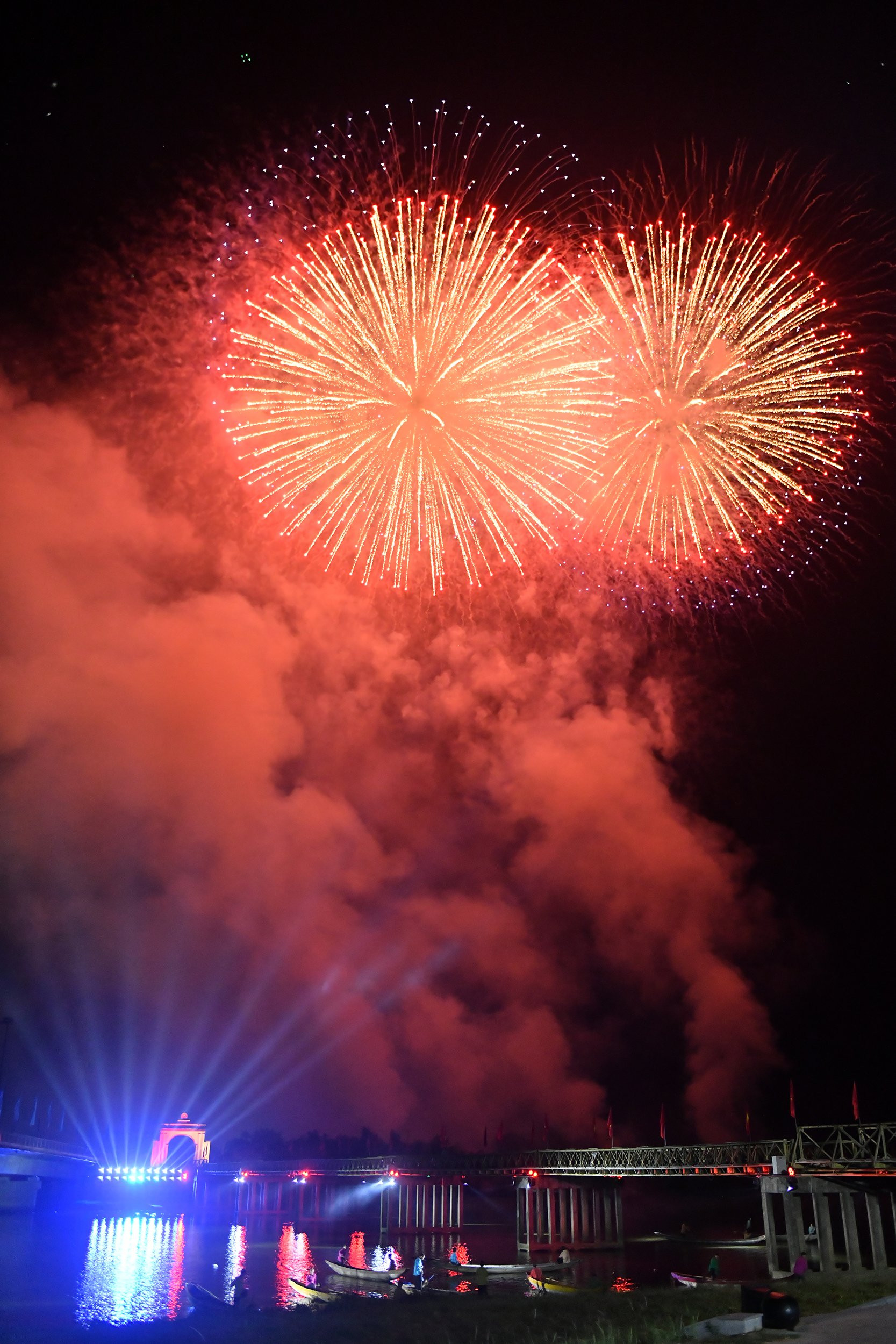 Pháo hoa rực sáng bầu trời trên dòng sông lịch sử.