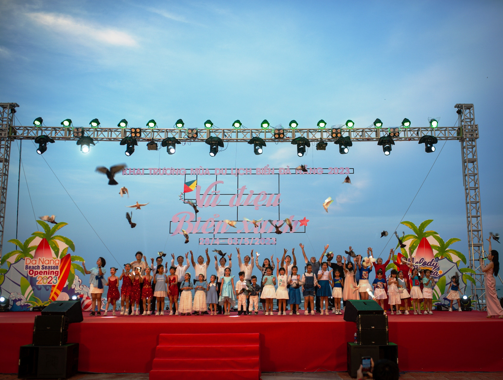 Lãnh đạo Sở Du lịch, Ban quản lý bán đảo Sơn Trà và các bãi biển du lịch Đà Nẵng cùng các doanh nghiệp địa phương thực hiện nghi thức phát động Mùa du lịch Biển Đà Nẵng 2023.