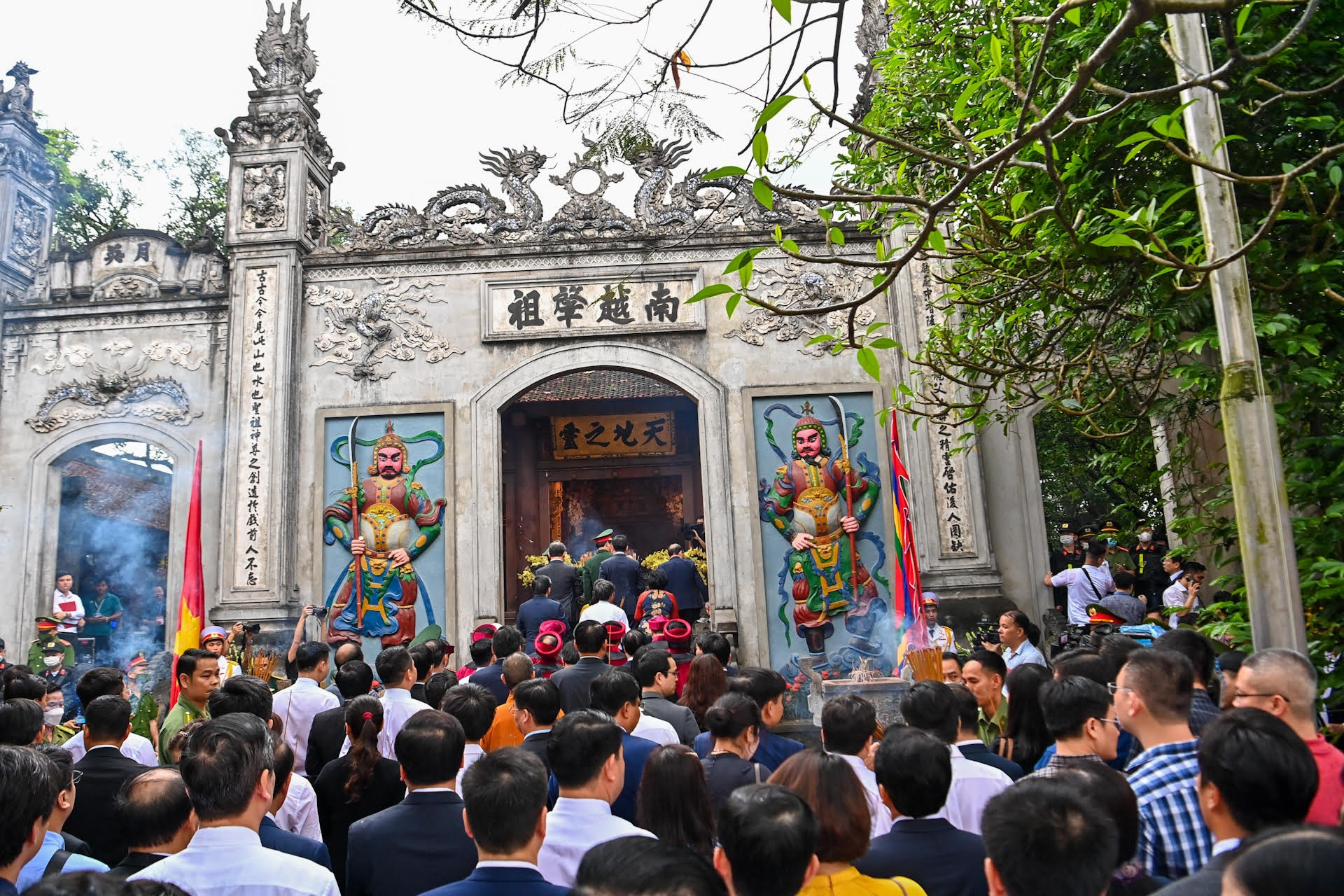 Các đồng chí lãnh đạo Đảng, Nhà nước cùng các đại biểu dâng hương tại đền Thượng.