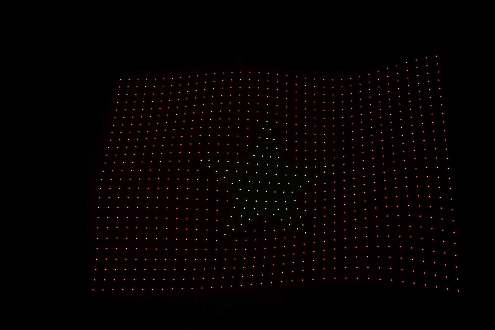 Hình ảnh lá cờ Tổ quốc tung bay được tạo hình trên bầu trời sông Bến Hải, khép lại màn trình diễn drone light ấn tượng, để lại những cảm xúc sâu lắng trong lòng khán giả.