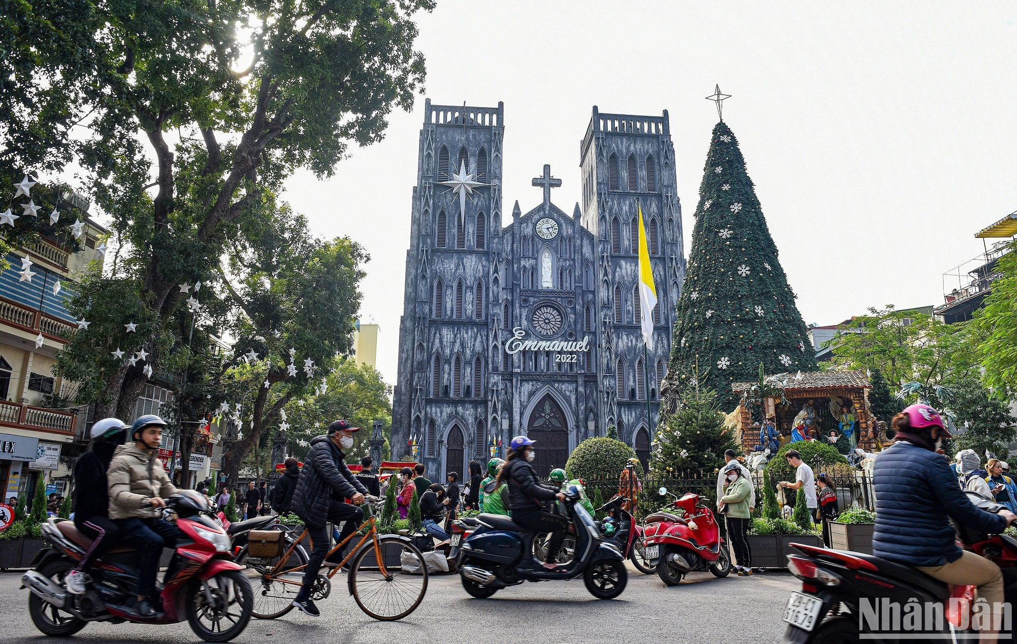 Nhà thờ Lớn với kiến trúc Pháp, tọa lạc tại số 40 Nhà Chung, phường Hàng Trống, quận Hoàn Kiếm là điểm đến quen thuộc của du khách mỗi khi có dịp ghé thăm Hà Nội. (Ảnh: THÀNH ĐẠT)