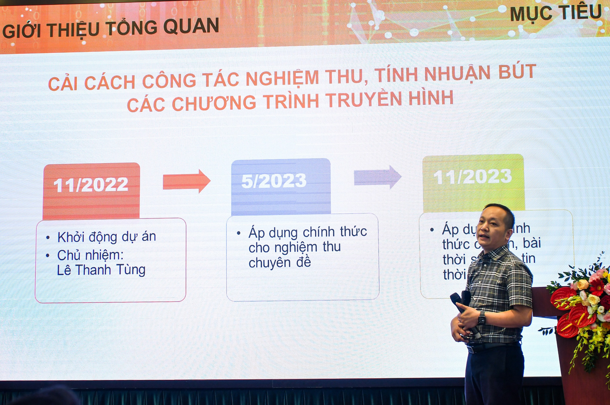 Đồng chí Lê Thanh Tùng, Phó Giám đốc Trung tâm Truyền hình Nhân Dân thuyết trình sáng kiến “Hệ thống nghiệm thu nhuận bút trực tuyến và những kết quả đạt được”.