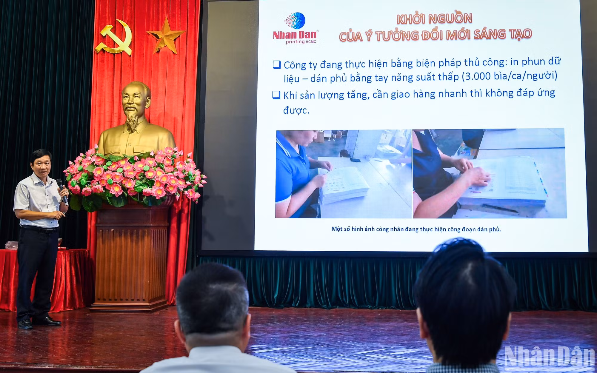Đại diện Công ty TNHH MTV in Báo Nhân Dân TP Hồ Chí Minh thuyết trình sáng kiến “Cải tạo máy gấp sách thành máy in dữ liệu biến đổi và dán phủ tự động”.