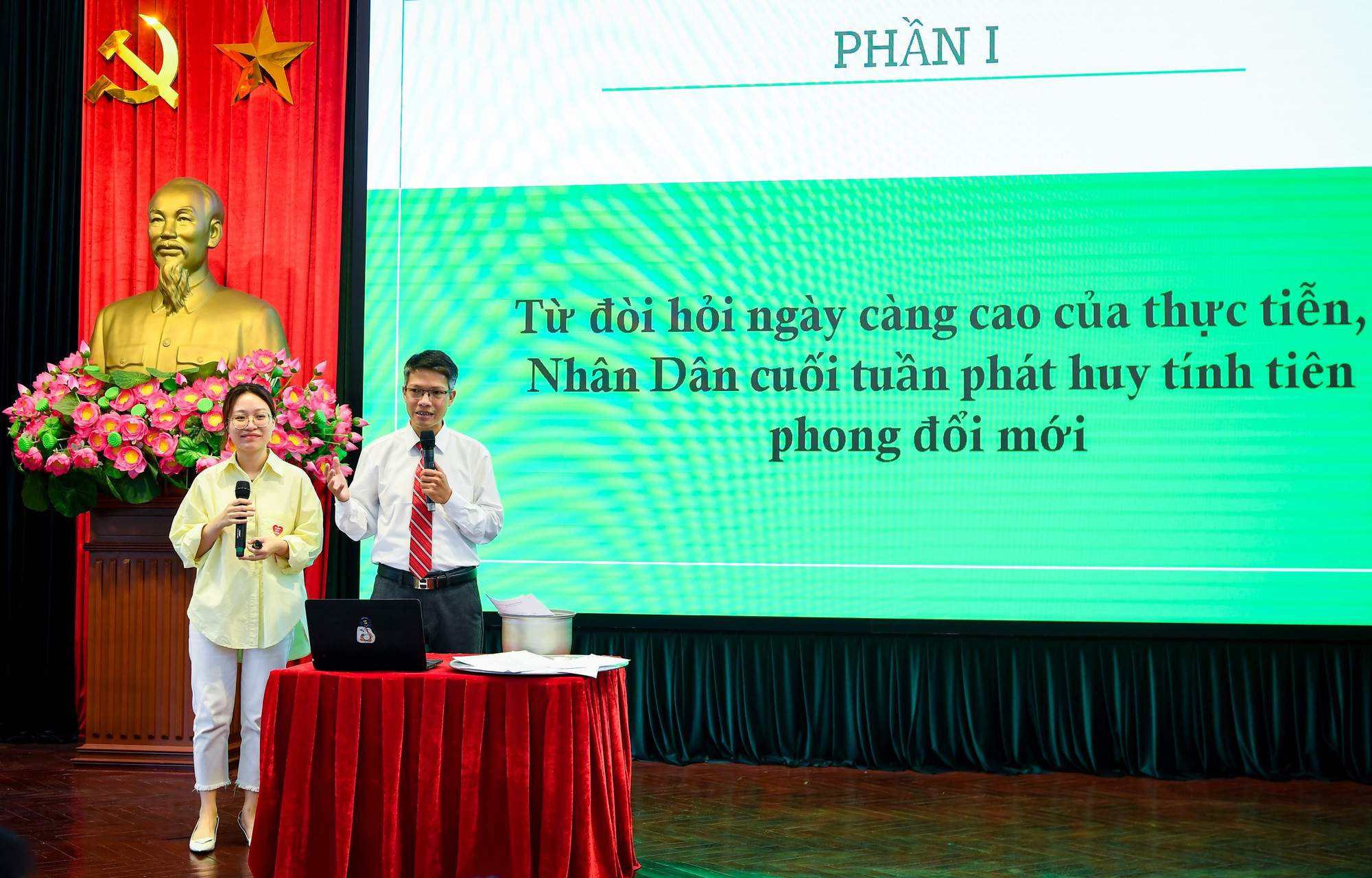 Nhóm phóng viên Ban Nhân Dân cuối tuần thuyết trình về sáng kiến “Ứng dụng công nghệ, đổi mới quy trình xuất bản ấn phẩm Nhân Dân cuối tuần - CMS báo in”.