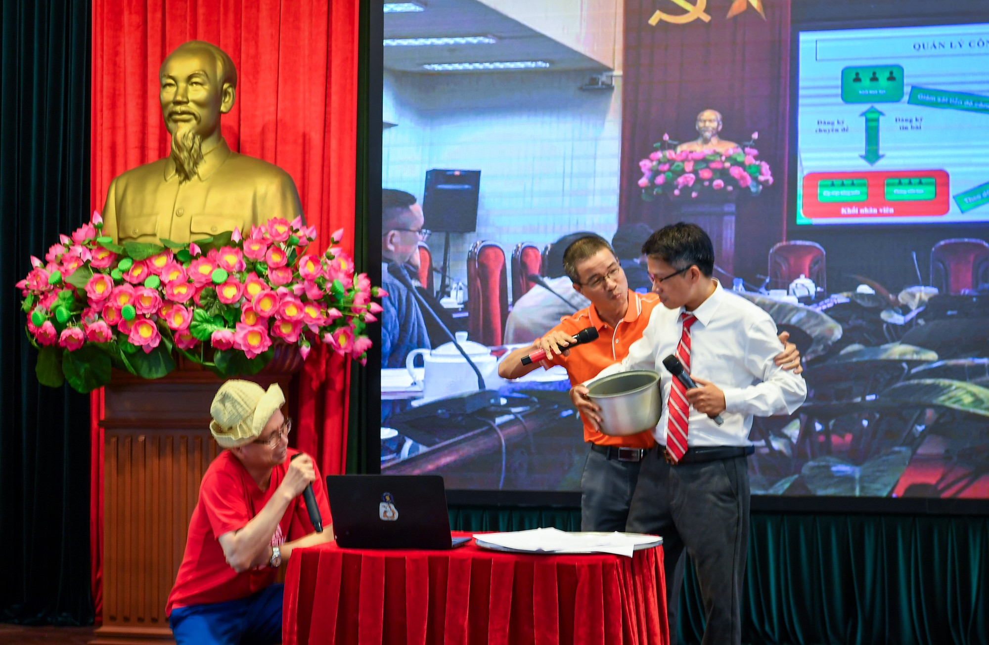 Phần thuyết trình của Ban Nhân Dân cuối tuần tạo sự hứng thú với tiểu phẩm vui nhộn. Phần thuyết trình của Ban Nhân Dân cuối tuần tạo sự hứng thú với tiểu phẩm vui nhộn.