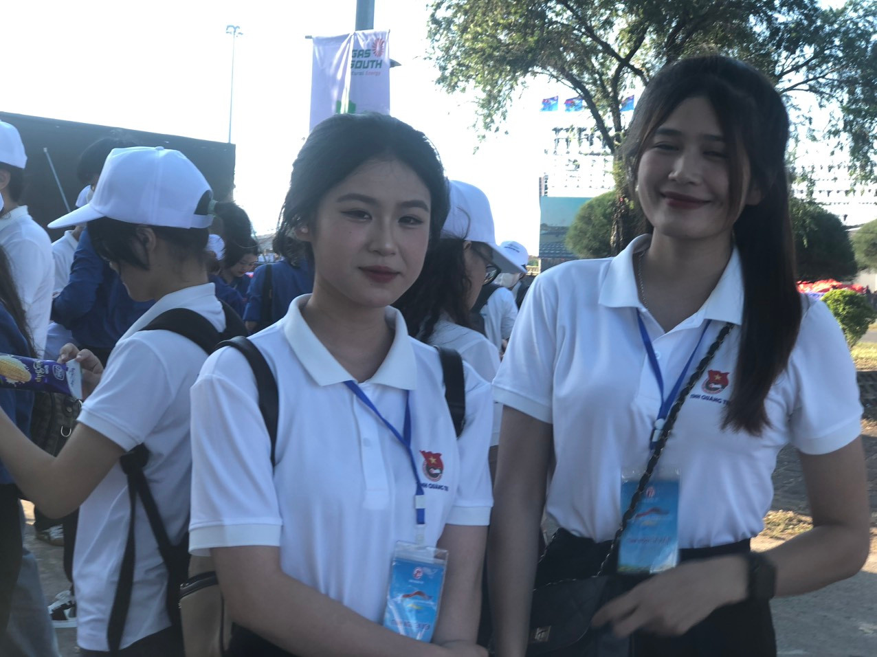 Các tình nguyện viên đã sẵn sàng tham gia phục vụ đêm khai mạc Lễ hội Vì hòa bình 2024. (Ảnh: VĂN TOẢN)