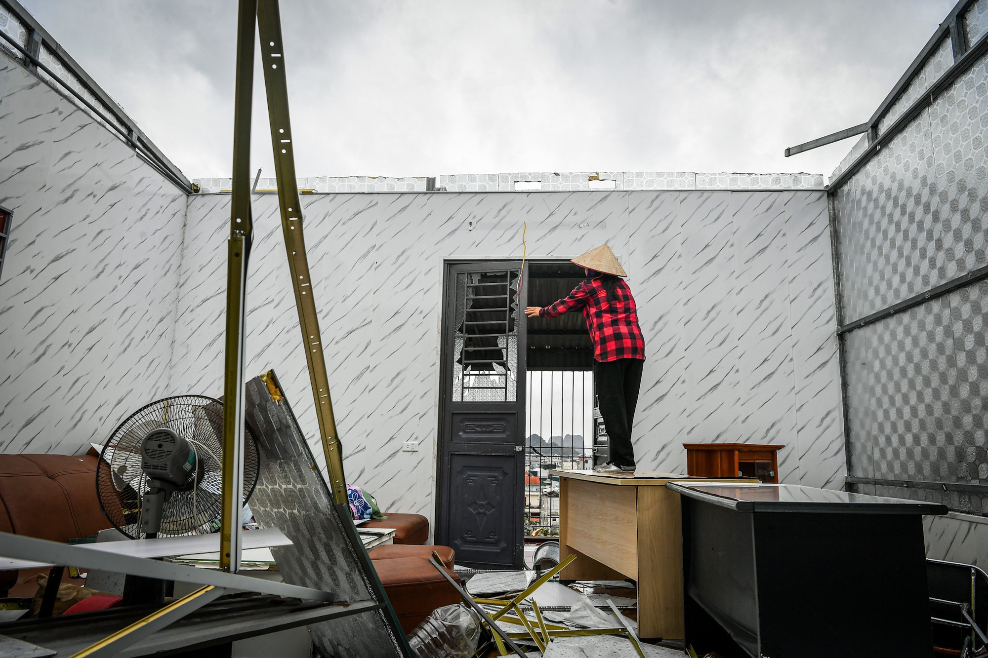 Một người dân phường Hồng Hải, Hạ Long có nhà bị tốc bay mái trong đêm siêu bão đi qua đang dọn dẹp và ổn định lại cuộc sống.