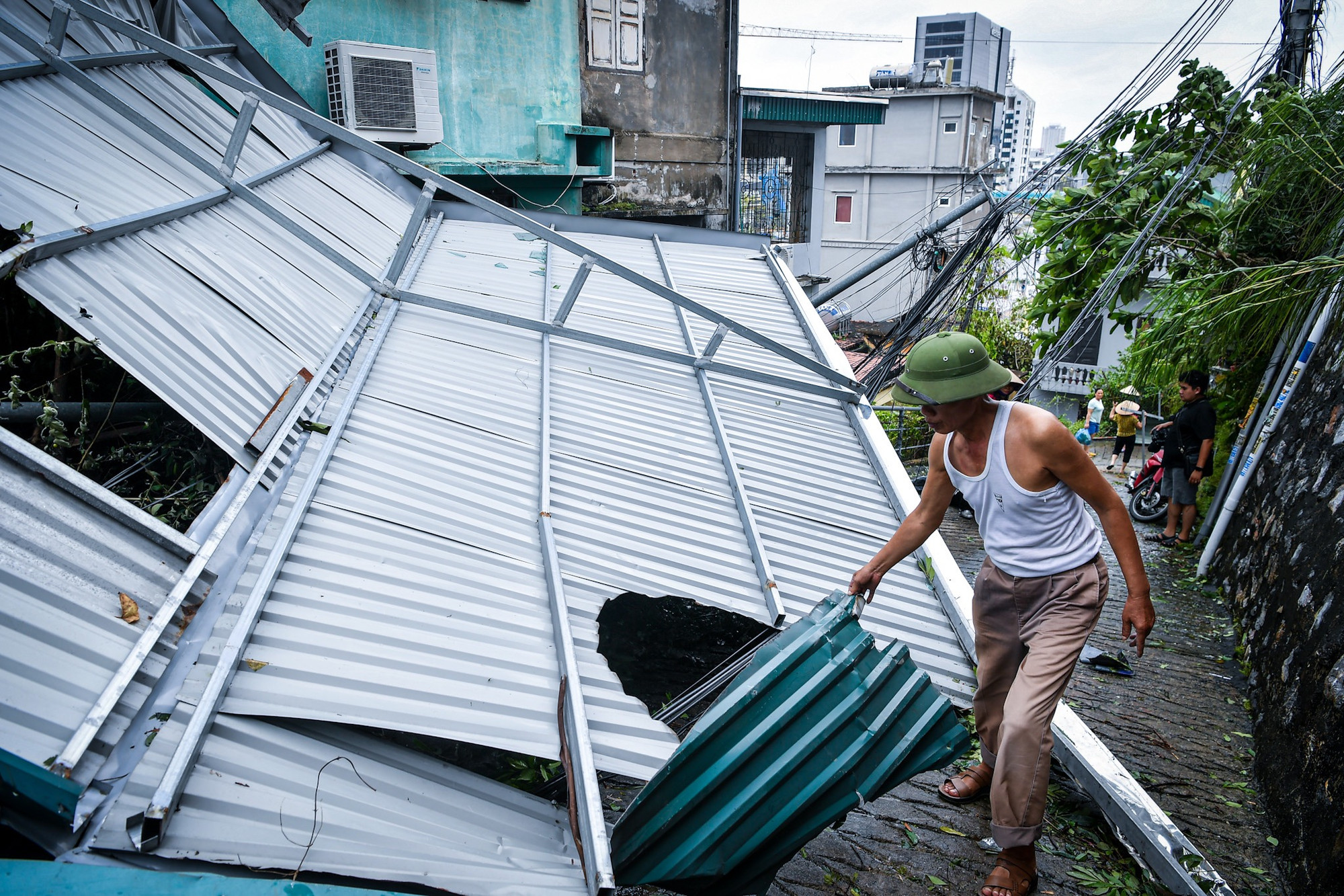 Người dân trên địa bàn thành phố Hạ Long nhanh chóng bắt tay vào khắc phục hậu quả của cơn bão.