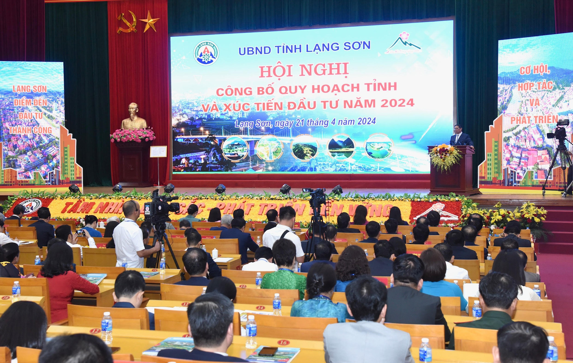 Thủ tướng khái quát 3 nhiệm vụ mang tính chiến lược, hết sức quan trọng với Lạng Sơn trong thực hiện Quy hoạch tỉnh. Thủ tướng khái quát 3 nhiệm vụ mang tính chiến lược, hết sức quan trọng với Lạng Sơn trong thực hiện Quy hoạch tỉnh.