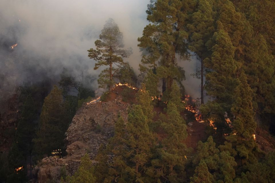 Lực lượng cứu hỏa nỗ lực dập đám cháy trên đảo La Palma, Tây Ban Nha ngày 17/7/2023. (Ảnh: Reuters)