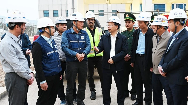 Các đồng chí lãnh đạo tỉnh Hà Tĩnh kiểm tra tiến độ thi công dự án xây dựng Nhà máy Nhiệt điện Vũng Áng 2. (Ảnh: Dương Chiến)