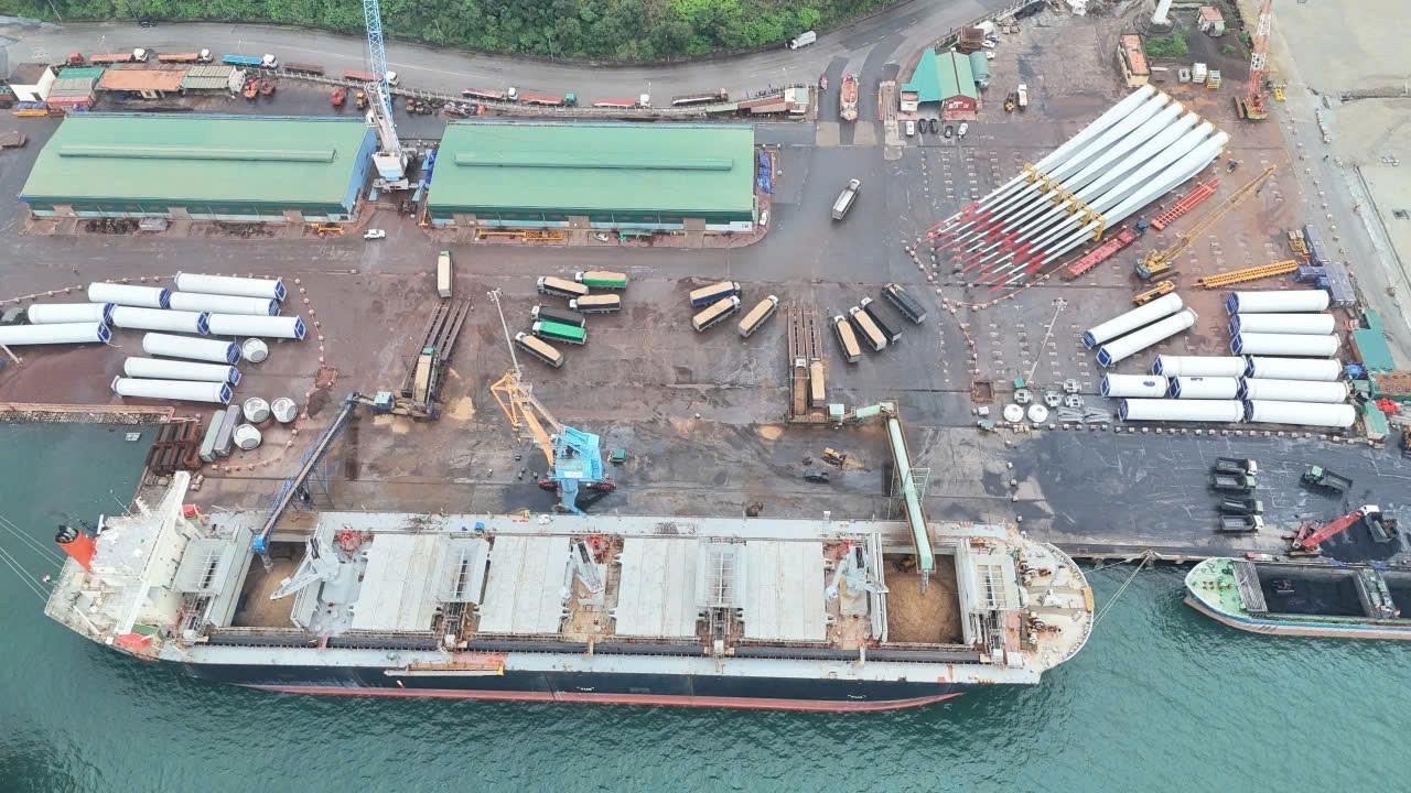 Tàu "ăn hàng" ở Cảng Vũng Áng (tỉnh Hà Tĩnh).