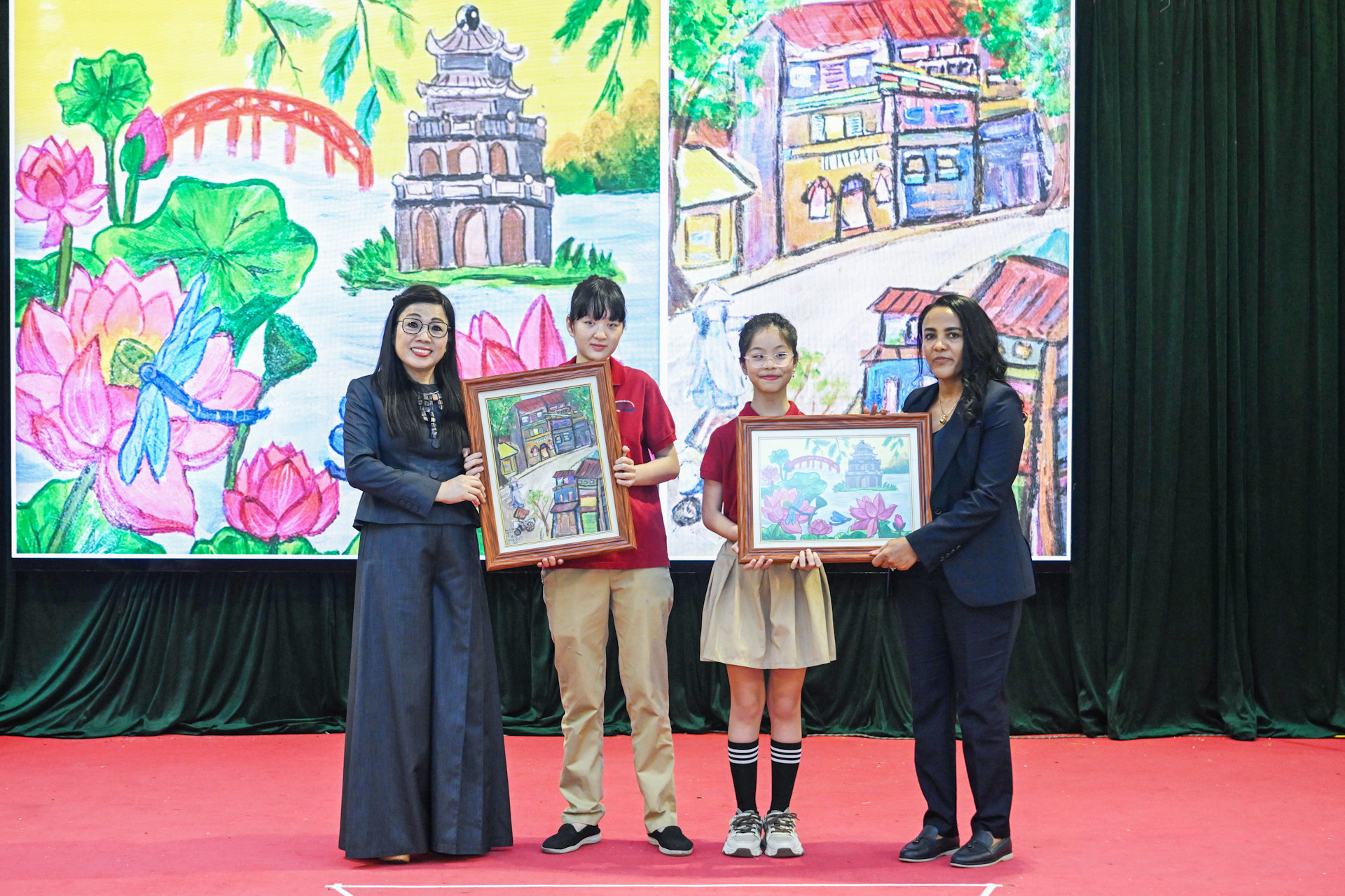 Hai Phu nhân đón nhận bức tranh đặc biệt do các em học sinh khiếm thị sáng tác.