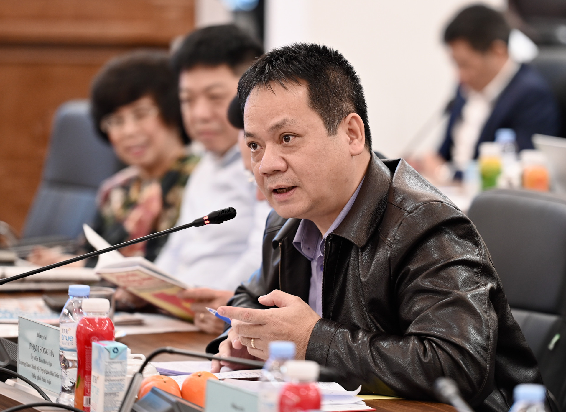 Nhà báo Phạm Song Hà, Trưởng ban Chính trị-Ngoại giao chủ trì tọa đàm. Nhà báo Phạm Song Hà, Trưởng ban Chính trị-Ngoại giao chủ trì tọa đàm.