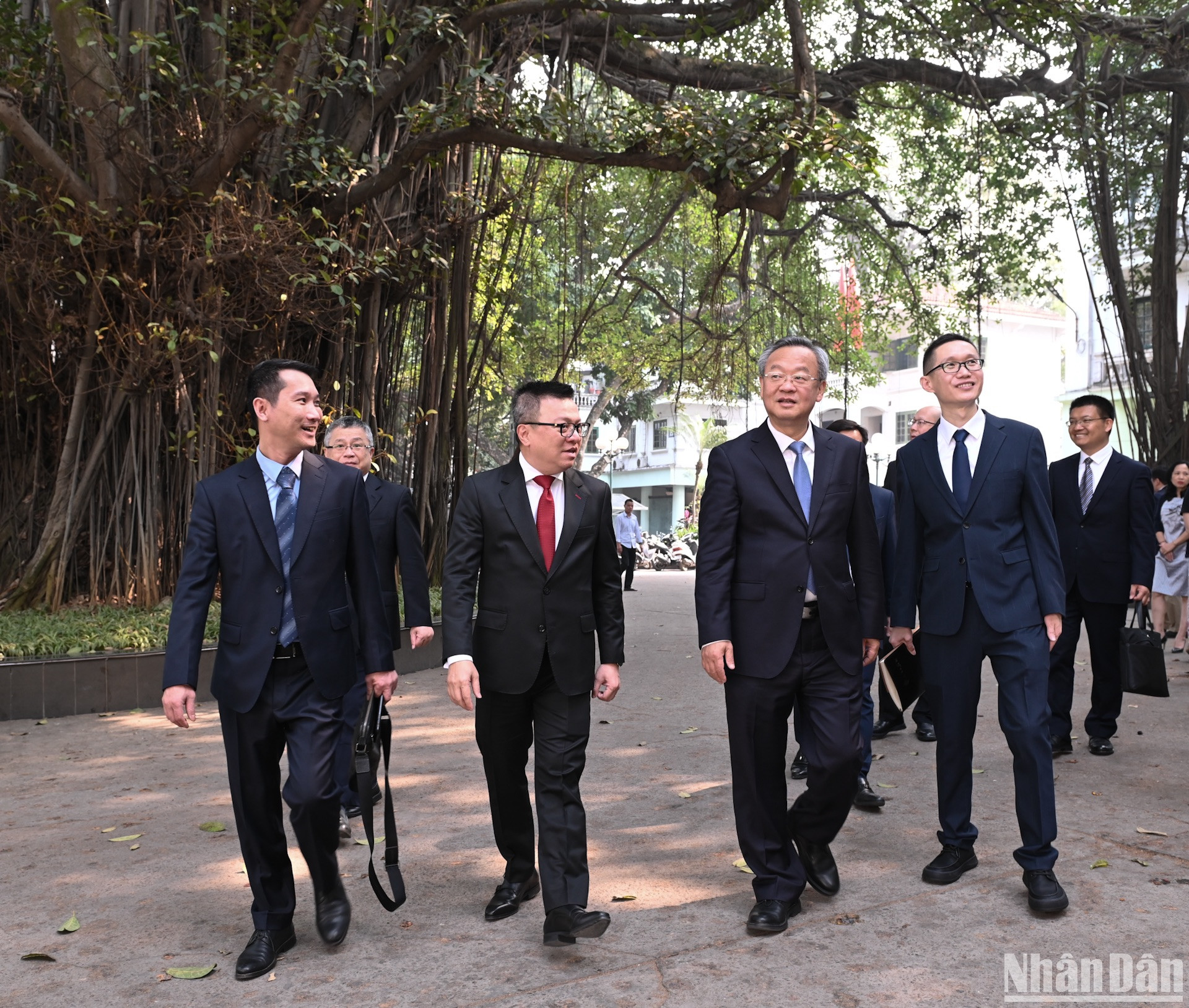 Đoàn đại biểu đi tham quan trong khuôn viên trụ sở Báo Nhân Dân.