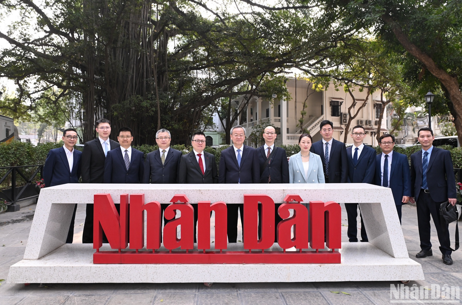 Các đại biểu chụp ảnh lưu niệm trong khu check-in mới của Báo Nhân Dân.