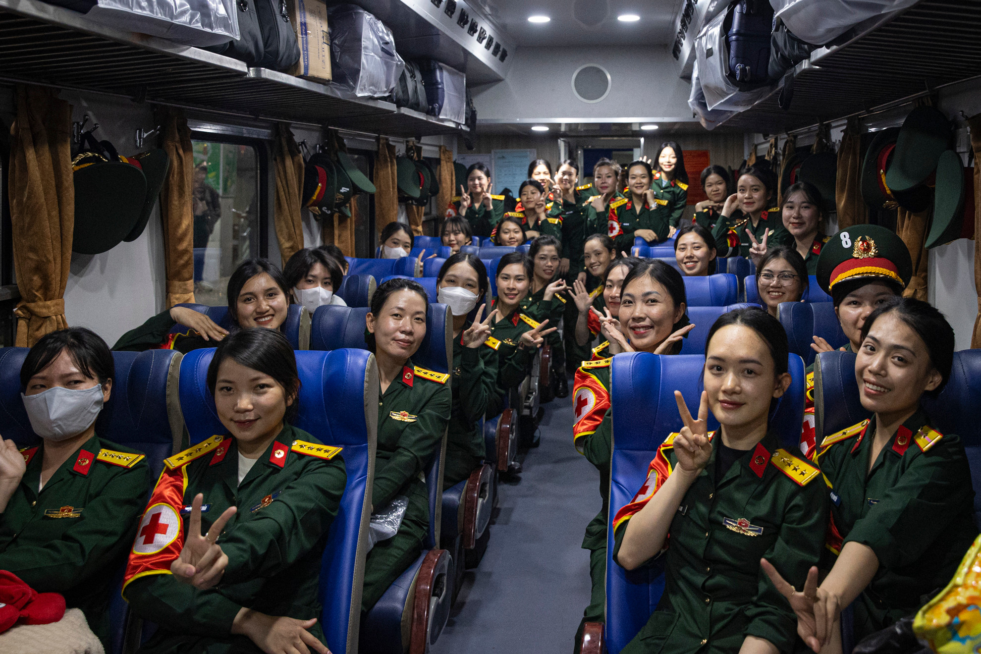 Các nữ chiến sĩ vẫy tay chào trước giờ tàu lăn bánh.