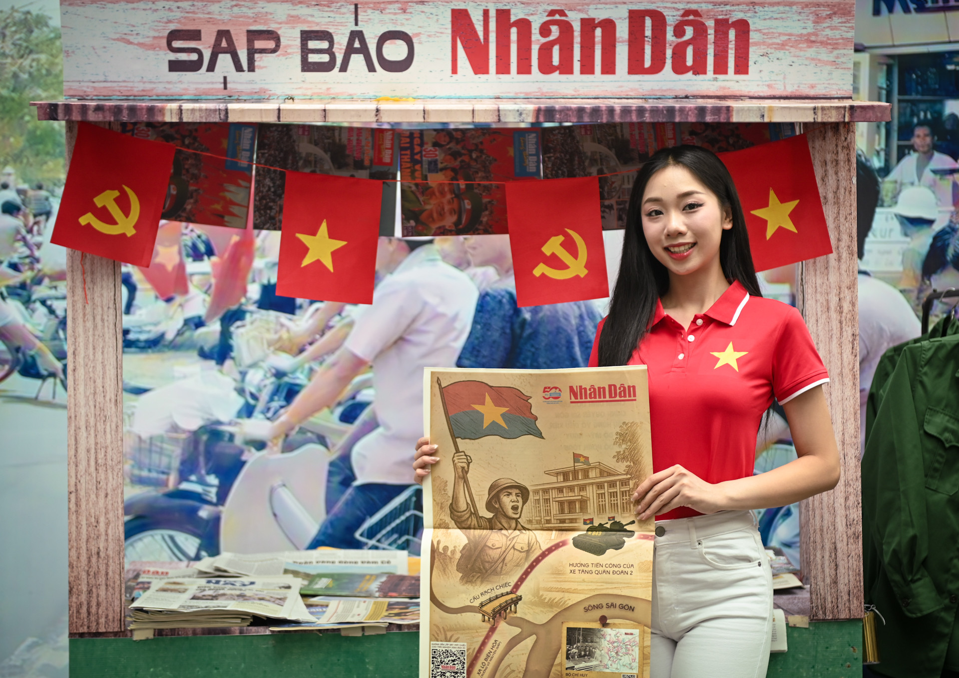 Niềm vui của độc giả khi nhận được phụ san đặc biệt của Báo Nhân Dân. Niềm vui của độc giả khi nhận được phụ san đặc biệt của Báo Nhân Dân.