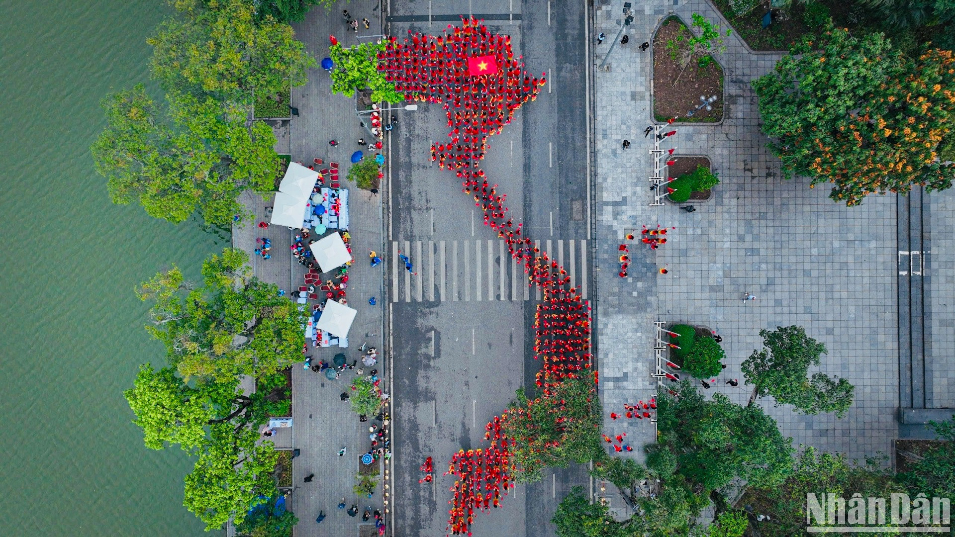 Hơn 1.000 phụ nữ mặc áo dài xếp hình bản đồ Việt Nam.