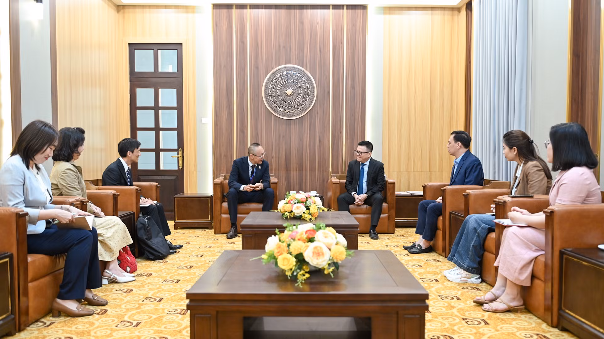 Quang cảnh buổi làm việc tại trụ sở Báo Nhân Dân.