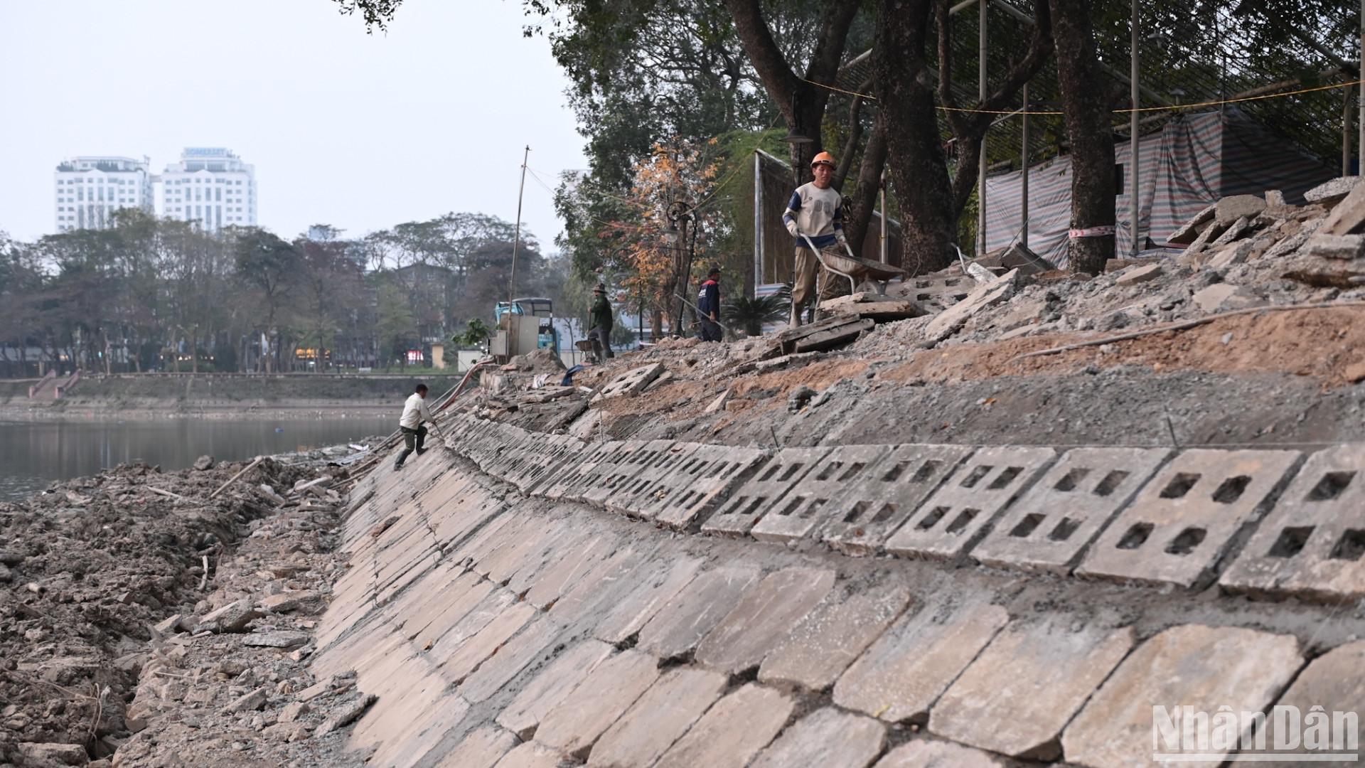 Khu vực bờ kè trong công viên Nghĩa Đô đang được thi công.