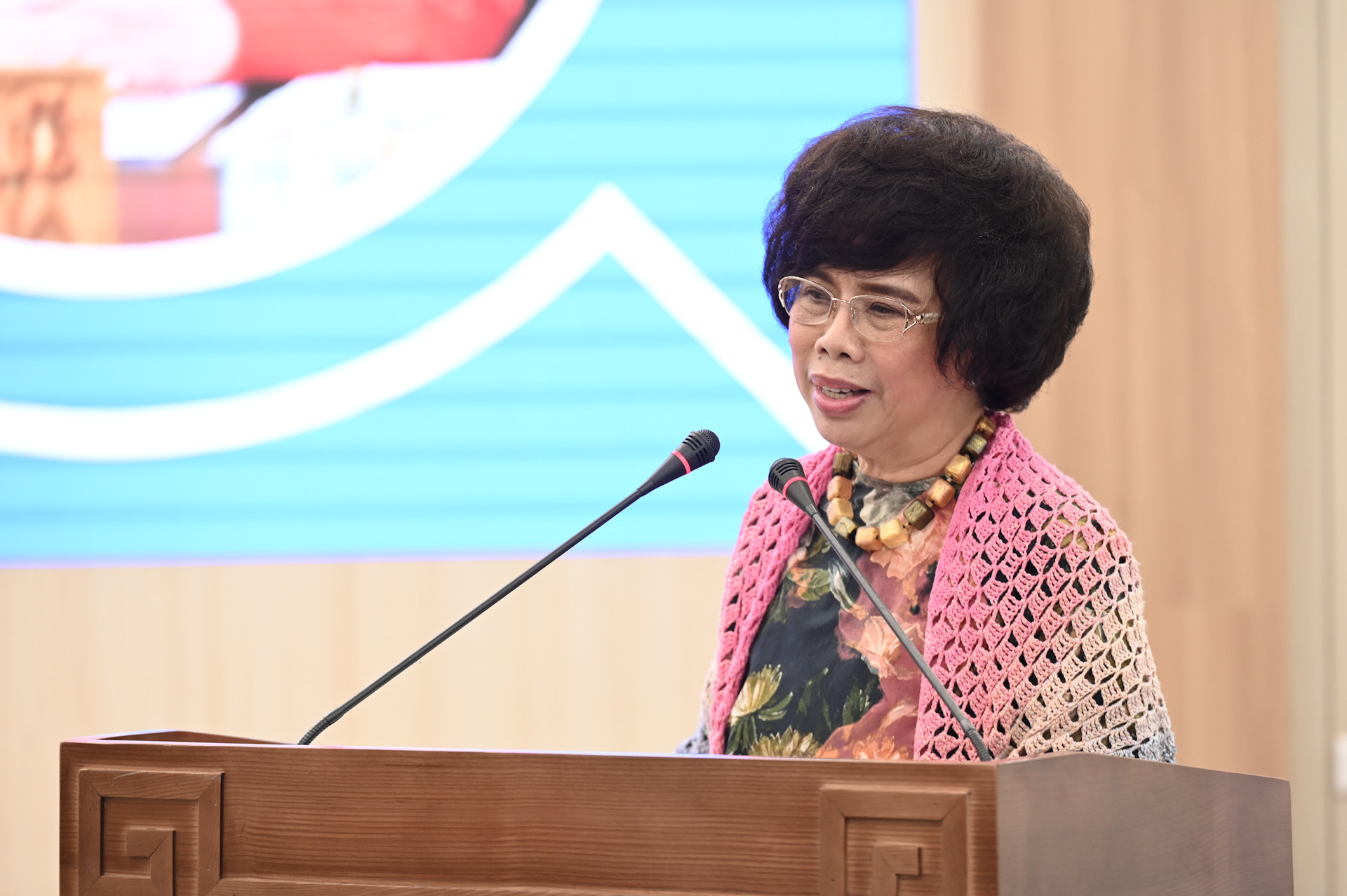 Anh hùng Lao động Thái Hương, Nhà Sáng lập, Chủ tịch Hội đồng Chiến lược Tập đoàn TH phát biểu tại hội thảo. Anh hùng Lao động Thái Hương, Nhà Sáng lập, Chủ tịch Hội đồng Chiến lược Tập đoàn TH phát biểu tại hội thảo.
