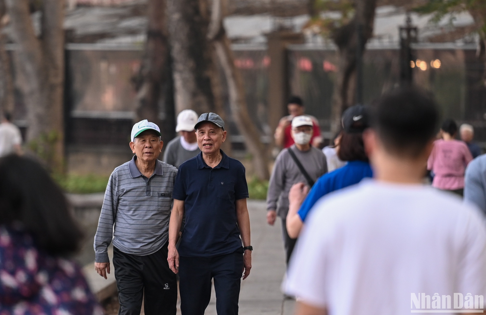 Mặc dù công viên Nghĩa Đô đã đóng cửa để cải tạo nhưng nhiều người vẫn vào bên trong đi dạo, vui chơi, tập thể dục.