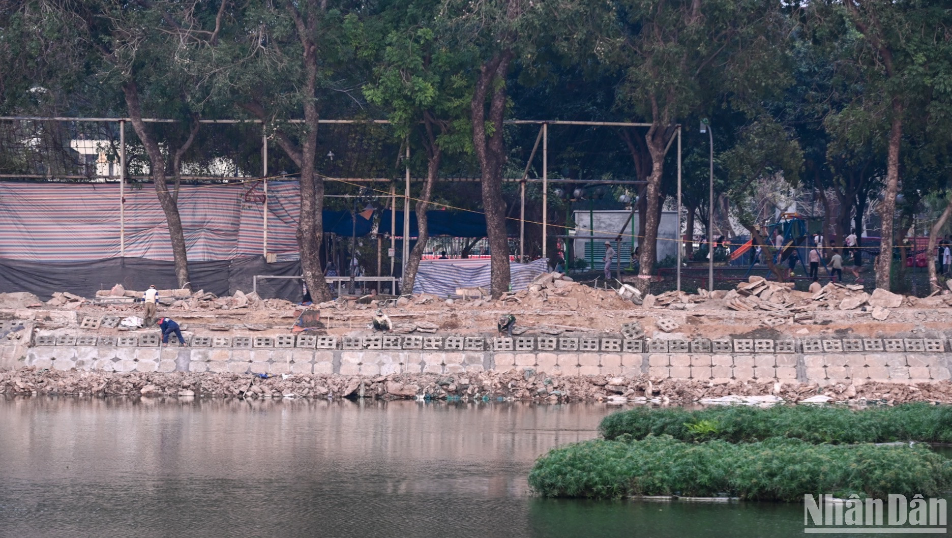 Nhiều hạng mục khác trong công viên Nghĩa Đô đang được nâng cấp, cải tạo.