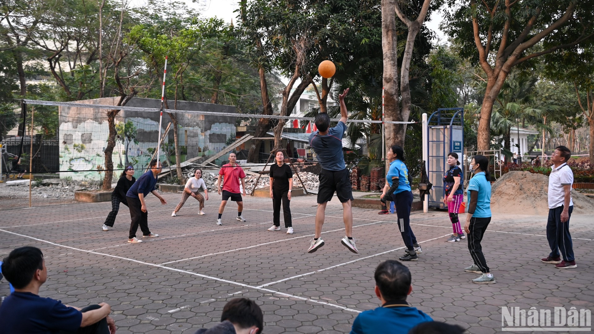 Người dân vẫn chơi thể thao ngay cạnh các khu vực đang cải tạo sửa chữa.