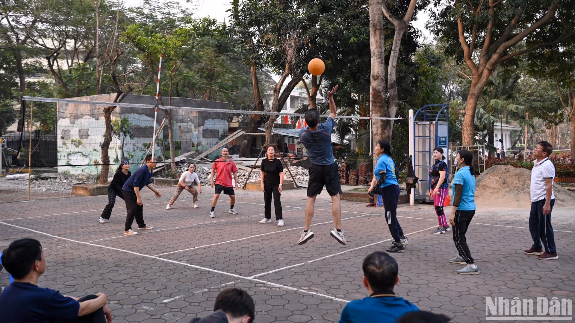 Người dân vẫn chơi thể thao ngay cạnh các khu vực đang cải tạo sửa chữa.