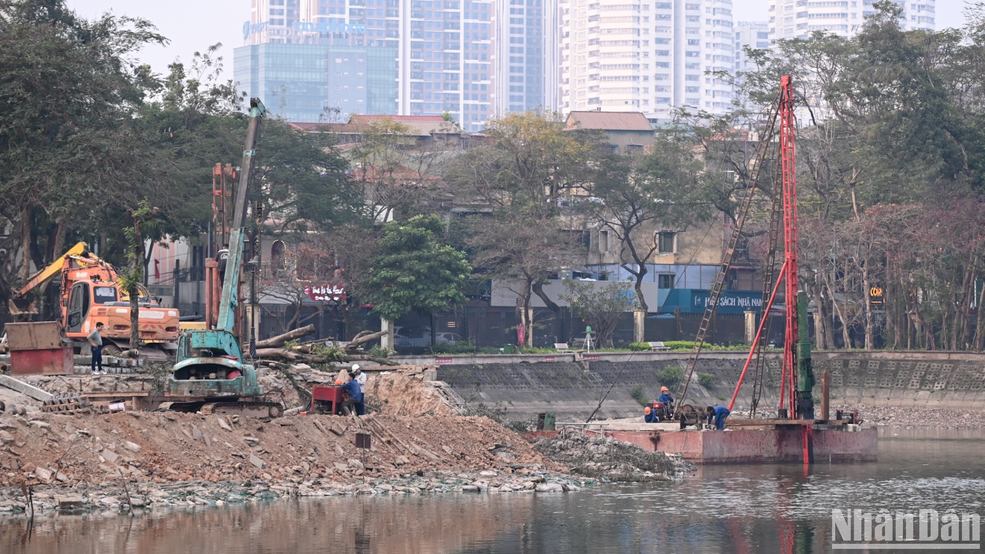 Toàn cảnh công trường nơi xây cầu đi bộ.