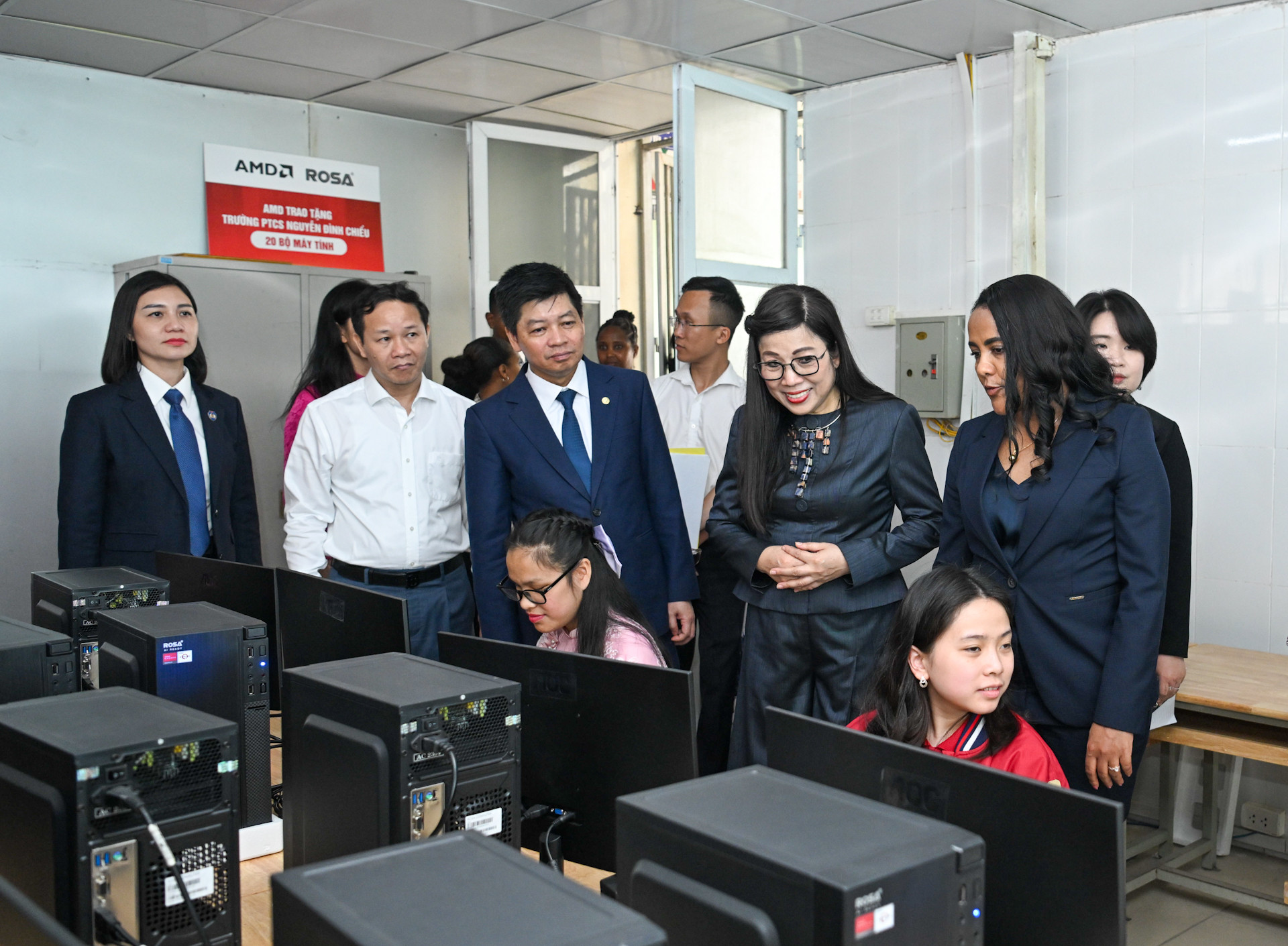 Hai Phu nhân tham quan phòng tin học dành cho học sinh khiếm thị.