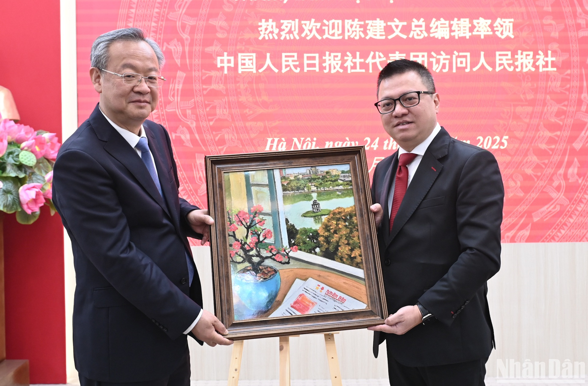 Đồng chí Lê Quốc Minh trao quà lưu niệm, tặng đồng chí Trần Kiến Văn.