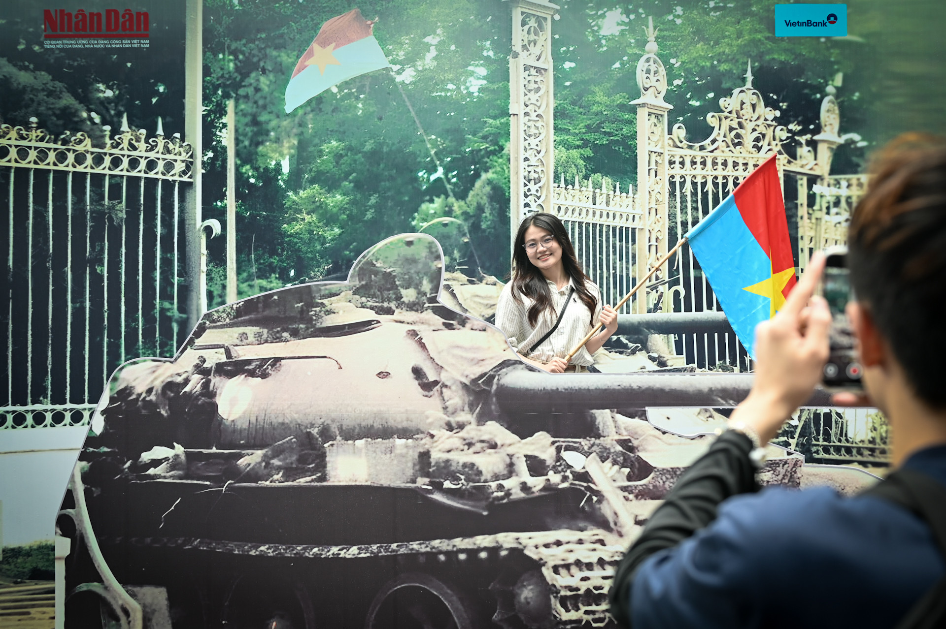 Các bạn trẻ check-in tại không gian triển lãm. Các bạn trẻ check-in tại không gian triển lãm.