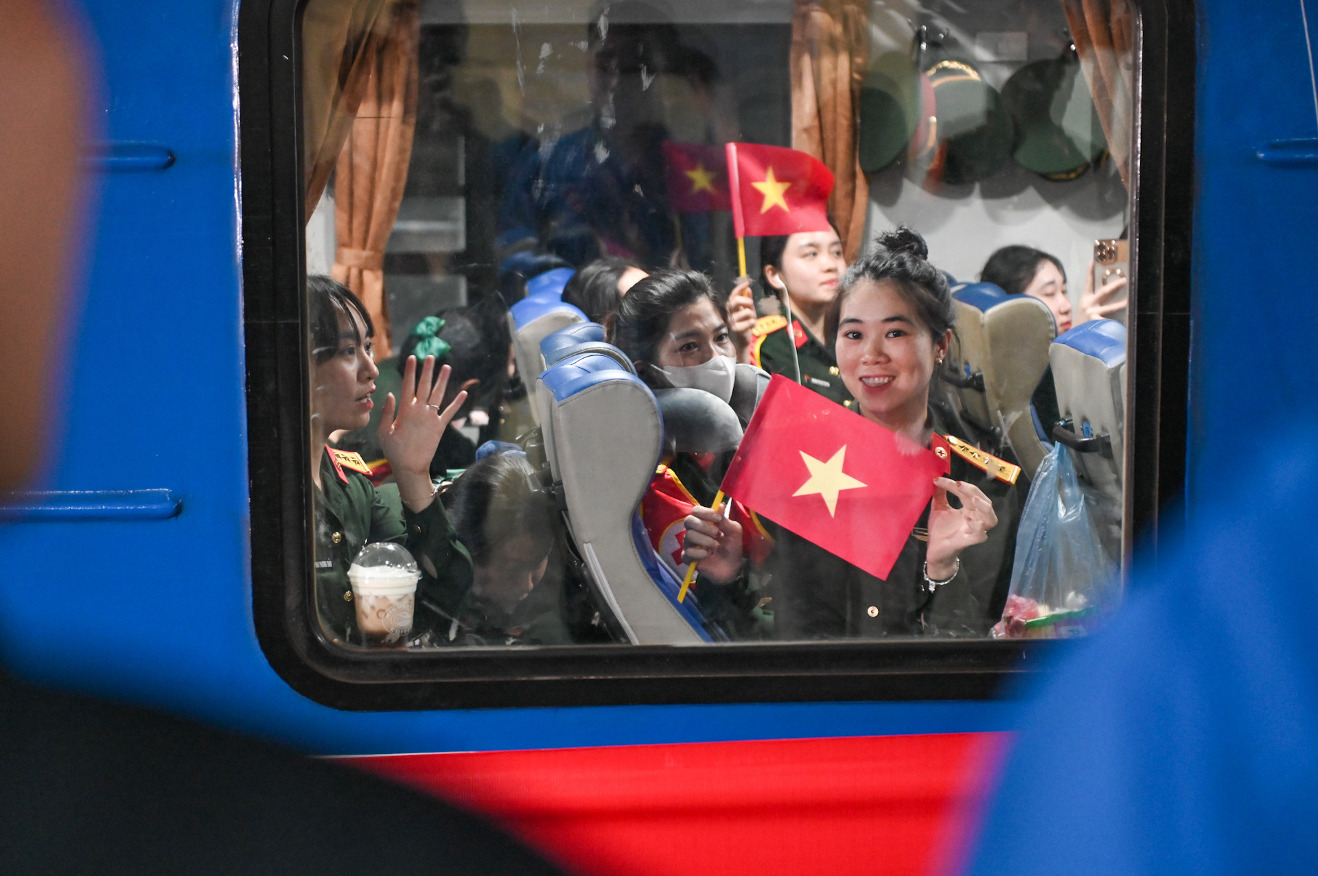 Nét duyên của nữ chiến sĩ trong khoang tàu qua lớp cửa kính.