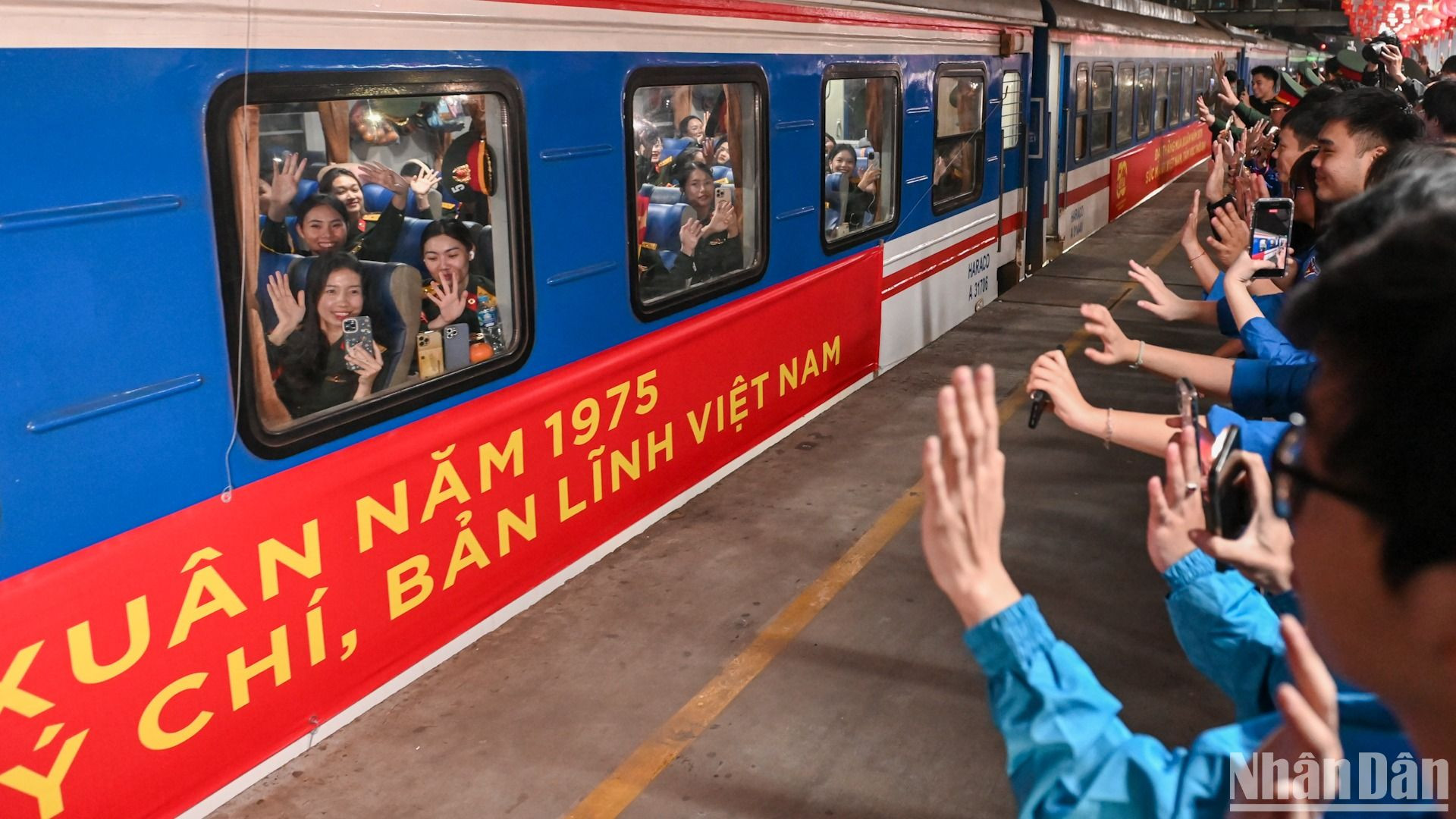 Lực lượng diễu binh diễu hành lên đường từ Ga Hà Nội vào nam phục vụ Lễ kỷ niệm 50 năm Ngày Giải phóng miền nam, thống nhất đất nước (30/4/1975-30/4/2025).