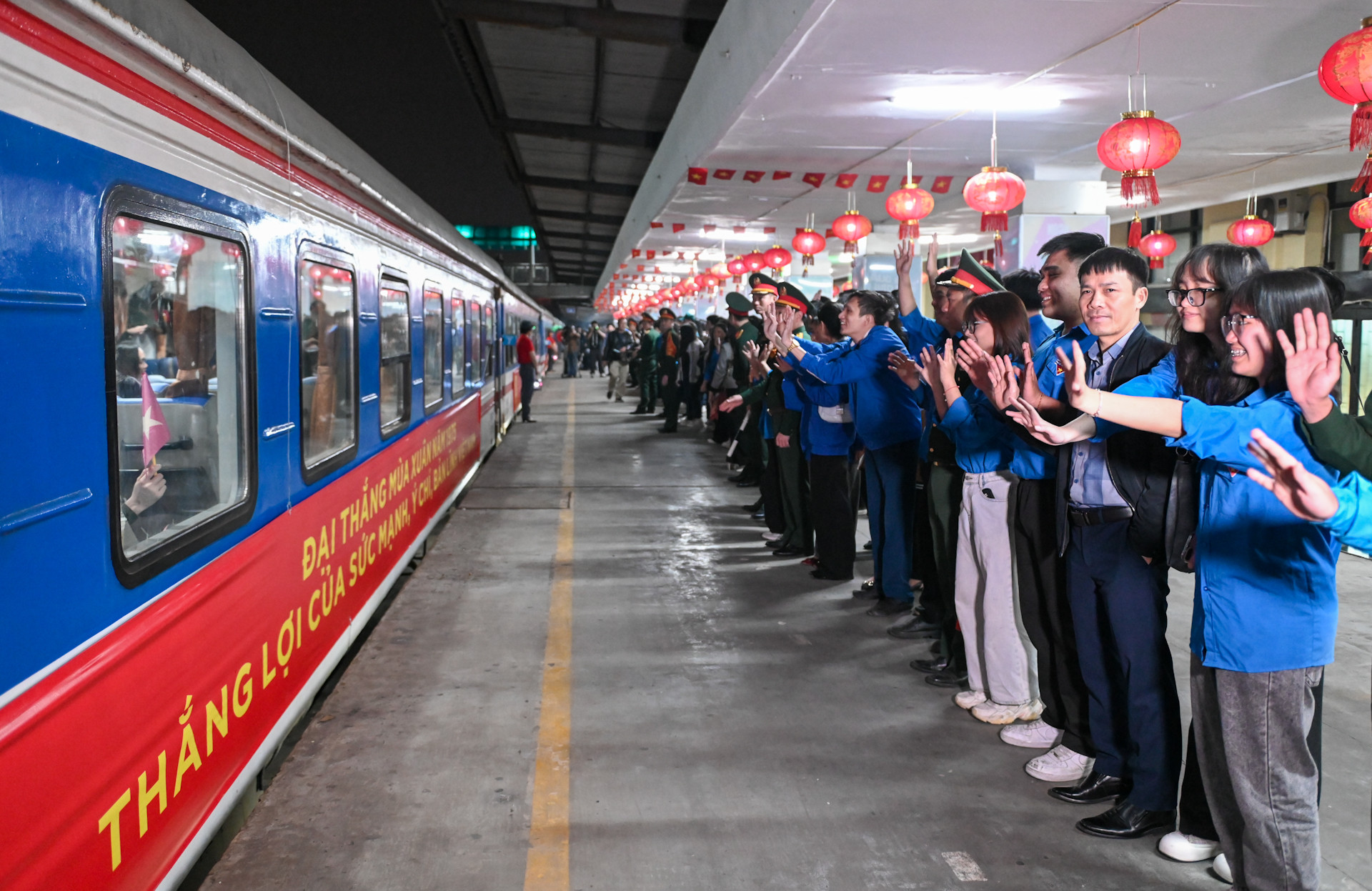 Trong khu vực nhà ga Hà Nội, rất đông đoàn viên thanh niên, học sinh Thành phố Hà Nội đã tới động viên đoàn công tác.