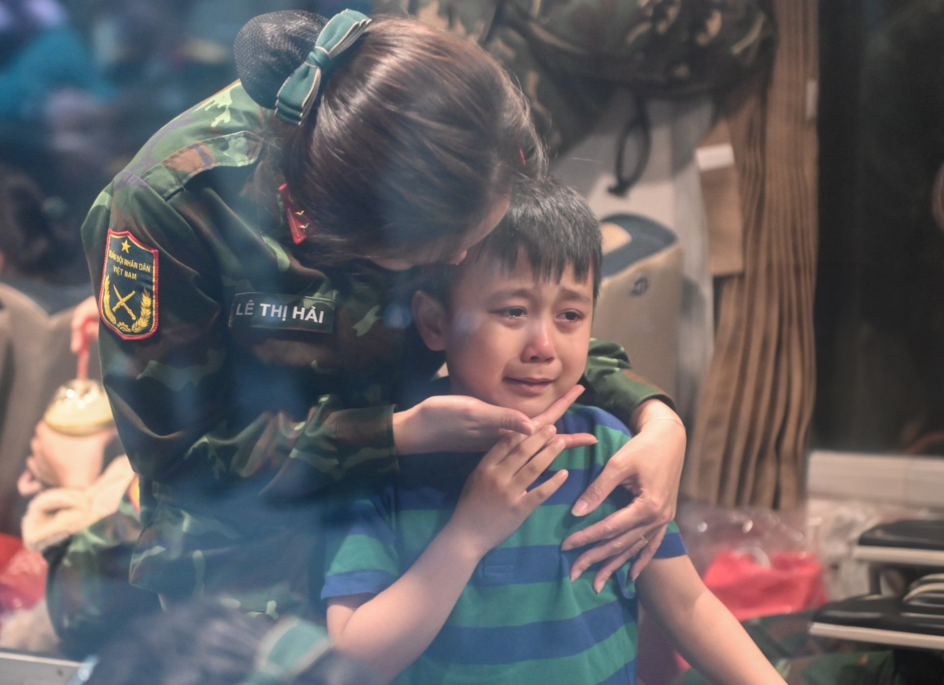 Em nhỏ không kìm được nước mắt khi phải xa mẹ.