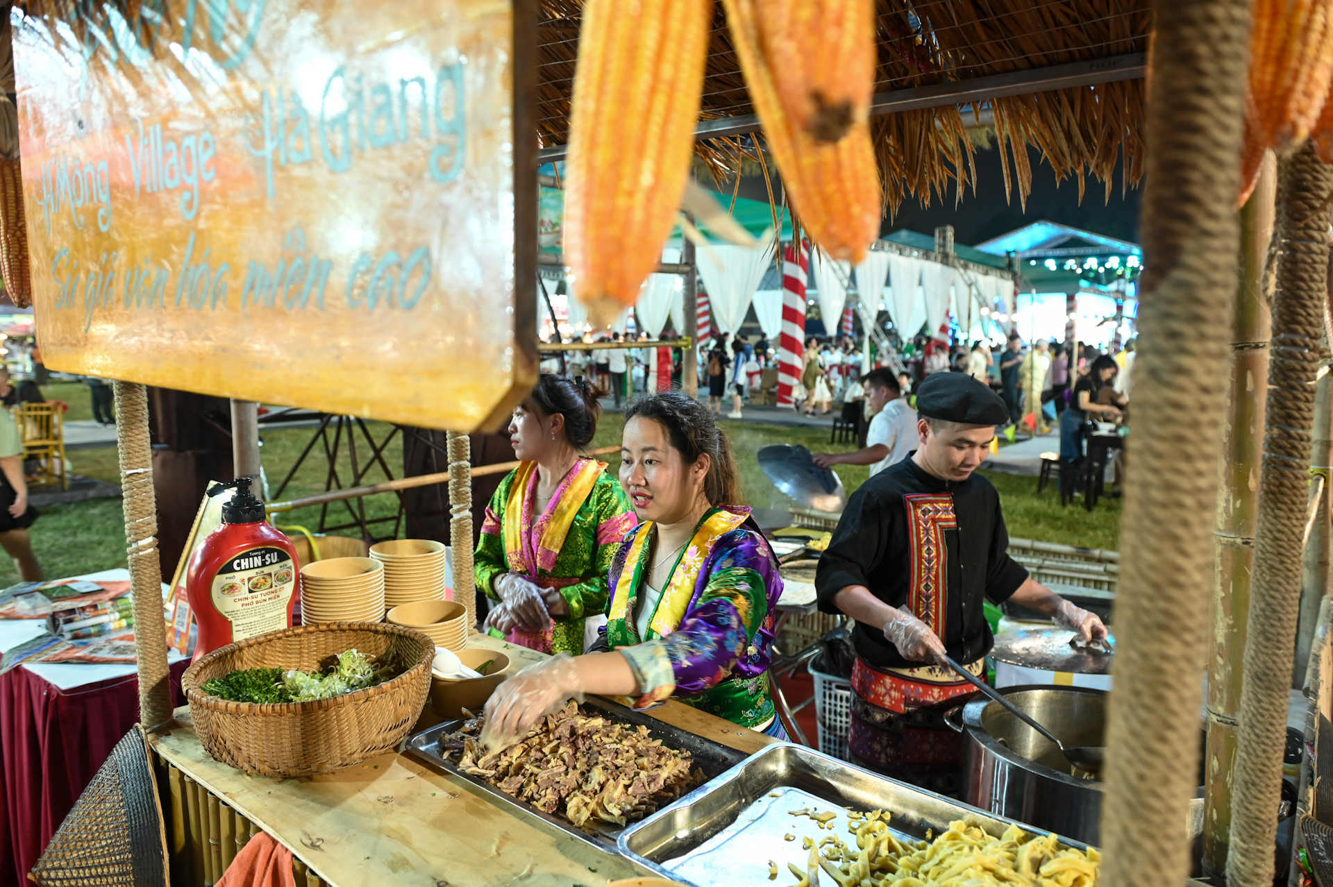 Ngoài những gian phở truyền thống ở các tỉnh, thành phố phía bắc, một số gian phở của đồng bào Tây Bắc cũng thu hút rất đông công chúng tới thưởng thức.