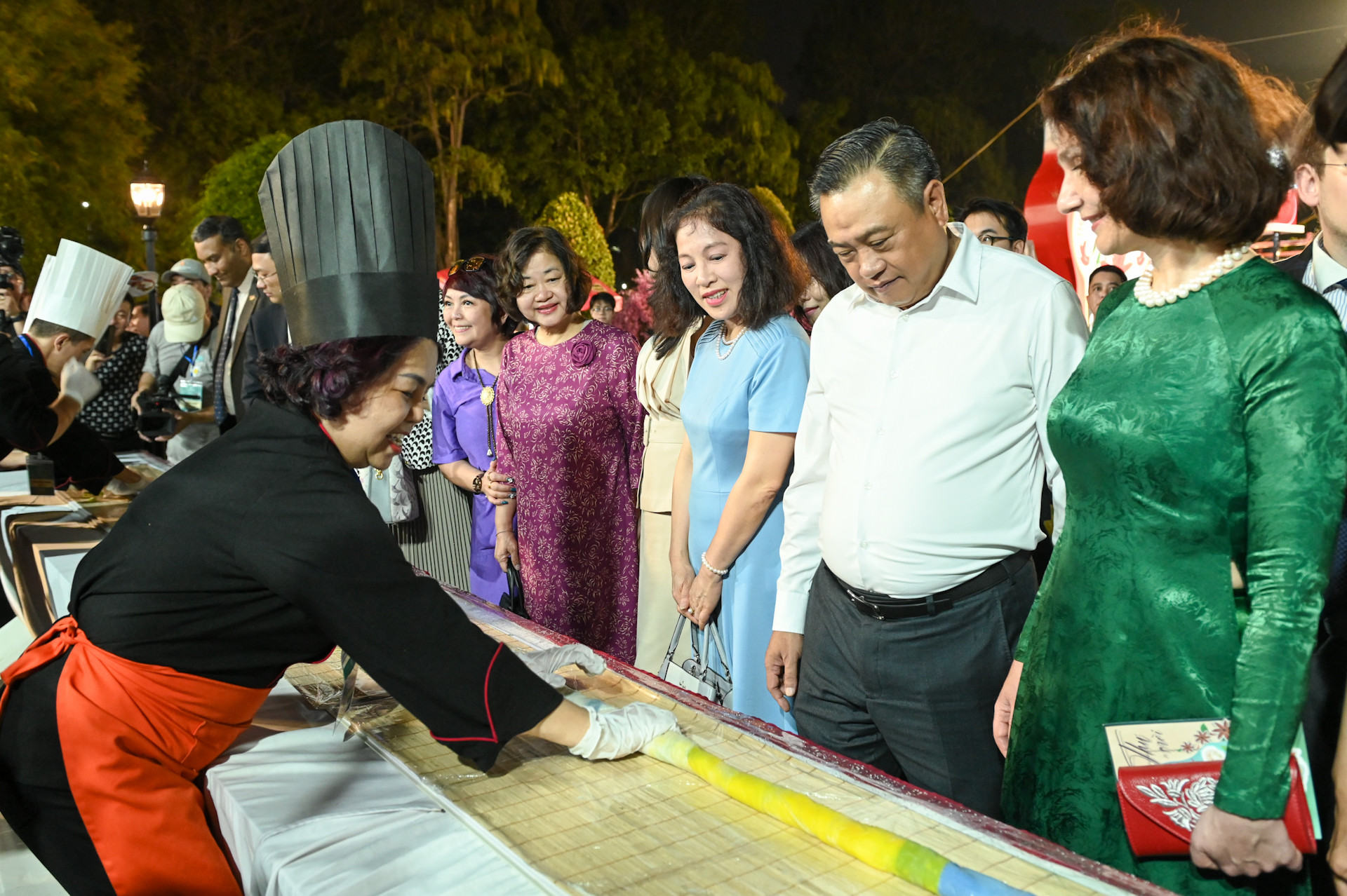 Các đại biểu tham quan không gian làm phở cuốn truyền thống.