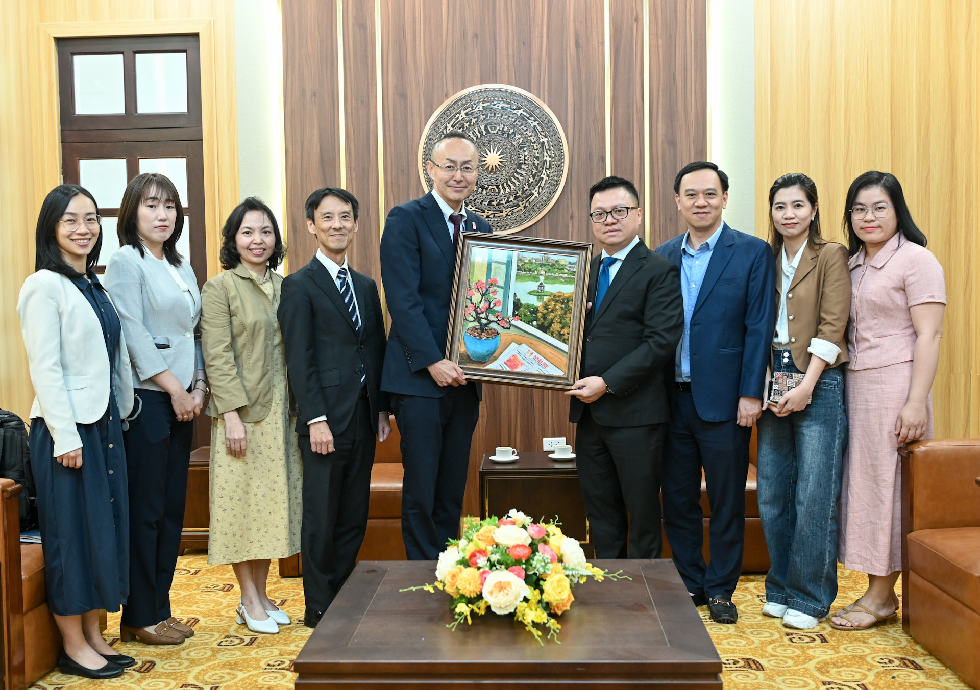 Tổng Biên tập Báo Nhân Dân Lê Quốc Minh tặng Đoàn Cơ quan Hợp tác quốc tế Nhật Bản (JICA) bức tranh lưu niệm.